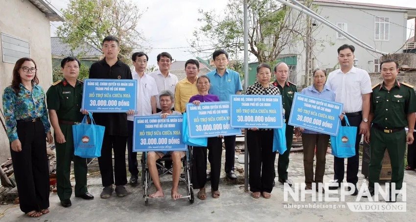 W_viet-nam-tp.hcm-chu-tich-lien-doan-lao-dong-tp.hcm-trao-chi-phi-ho-tro-sua-chua-nha-den-nguoi-dan-xa-lam-thanh-tinh-nghe-an..jpg