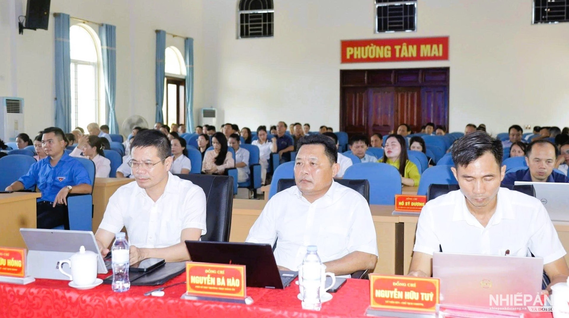 W_2.cac-dong-chi-dam-huu-hong-bi-thu-dang-uy-chu-tich-hdnd-nguyen-ba-hao-pho-bi-thu-dang-uy-phuong-tan-mai-du-buoi-le.jpg