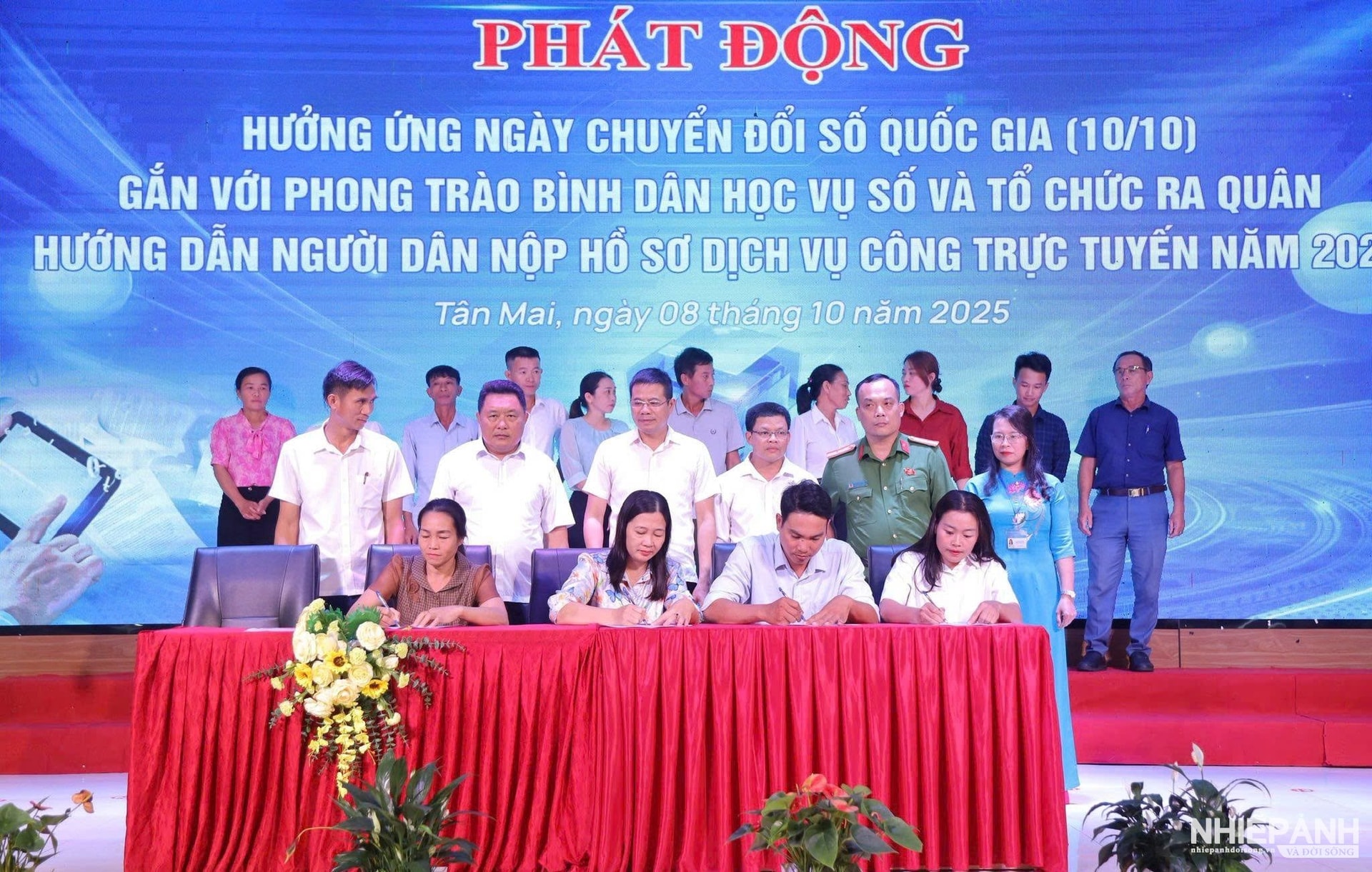 W_4.cac-to-chuc-co-quan-don-vi-khoi-xom-ky-cam-ket-thuc-hien-chuyen-doi-so-binh-dan-hoc-vu-so-den-tan-nguoi-dan.jpg