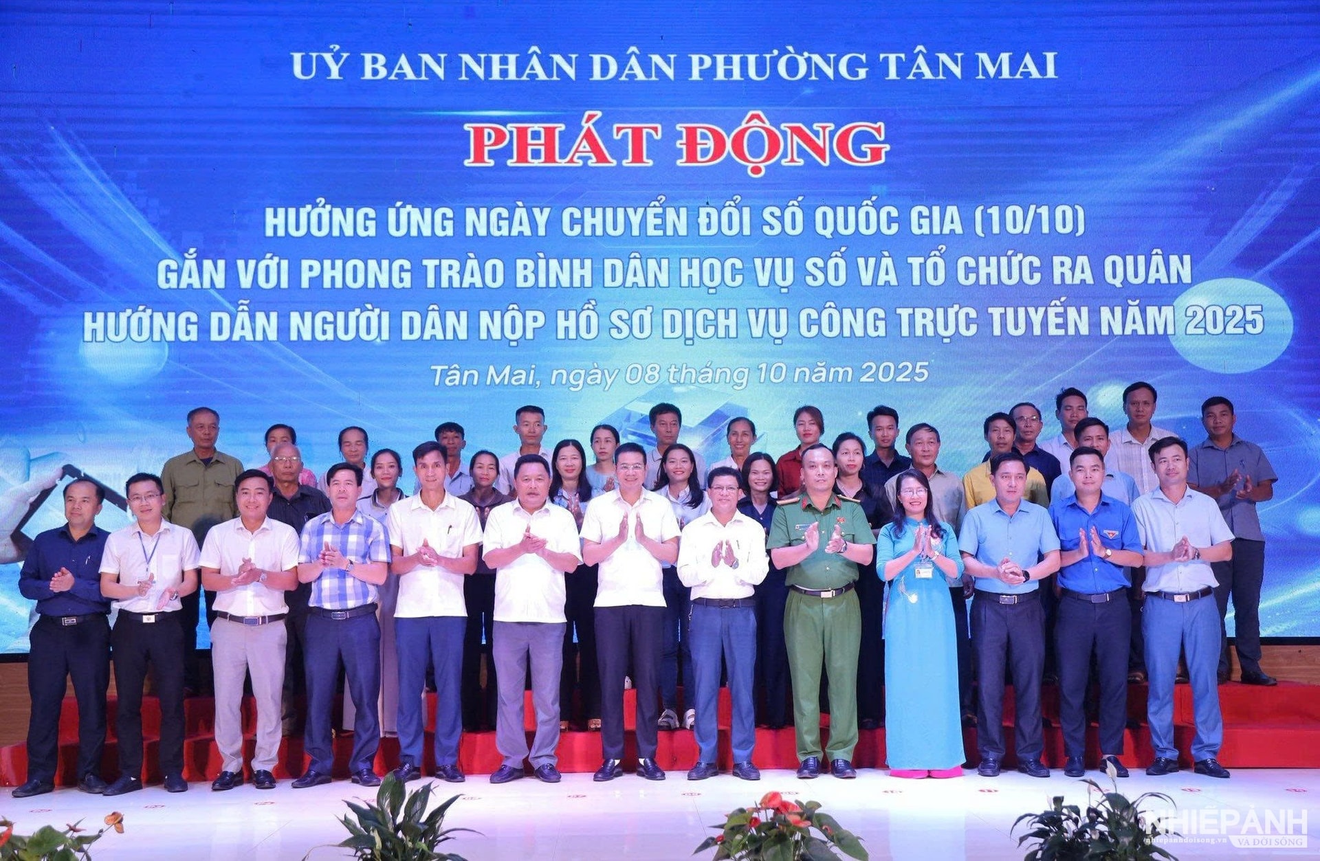 W_5.lanh-dao-cac-don-vi-huong-ung-dot-ra-quan-huong-dan-nguoi-dan-nop-ho-so-dich-vu-cong-truc-tuyen-nam-2025.jpg