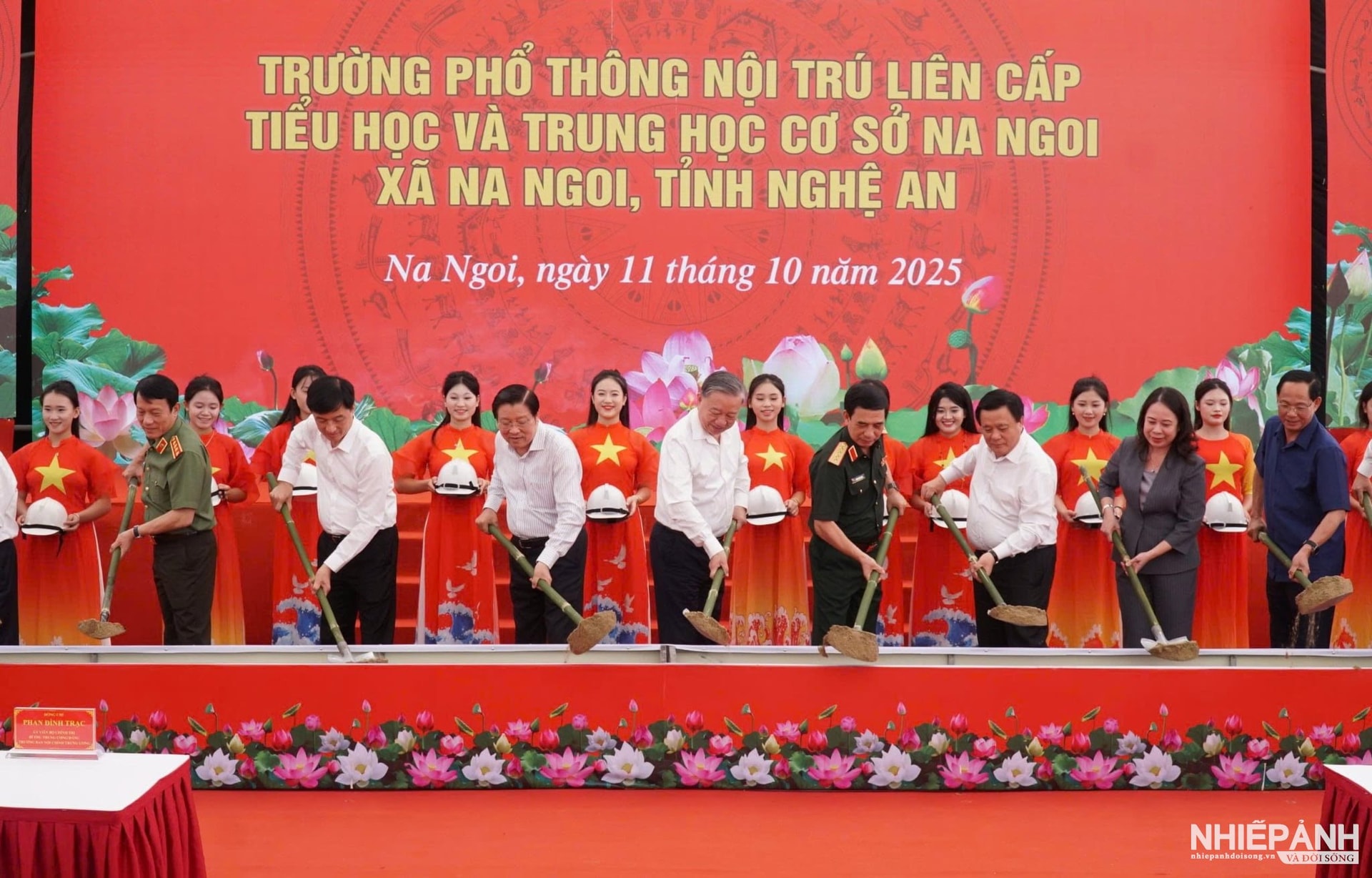 W_1.tong-bi-thu-to-lam-cung-lanh-dao-dang-nha-nuoc-bo-nganh-trung-uong-tinh-nghe-an-thuc-hien-nghi-thuc-khoi-cong-xay-dung-truong-pho-thong-noi-tru-lien-cap-tieu-hoc-va-thcs-na-ngoi-anh-tam-pham..jpg