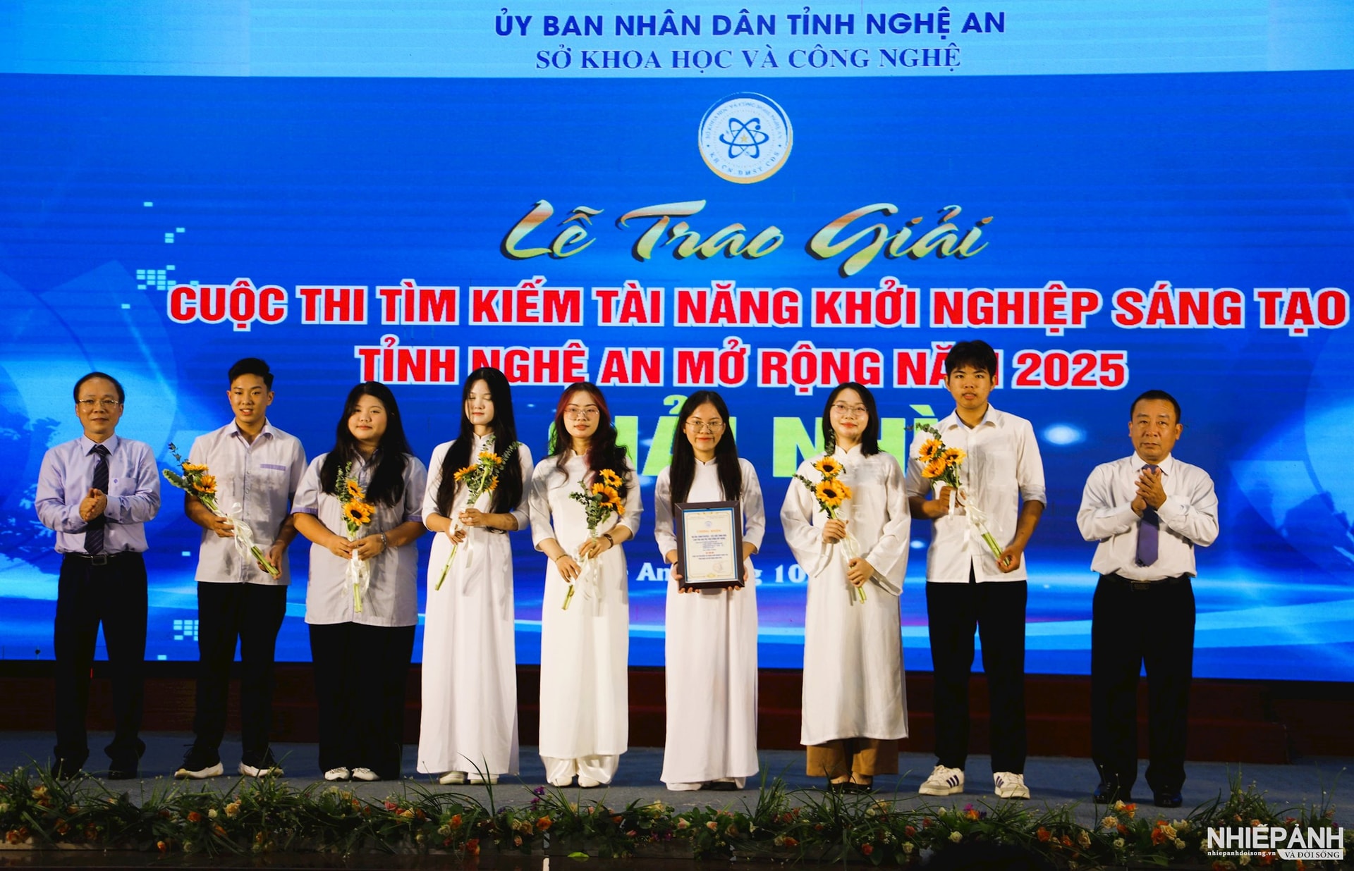 W_2.ong-bui-trung-nghia-pho-chu-tich-vcci-va-ong-nguyen-van-de-pho-chu-tich-ubnd-tinh-trao-chung-nhan-va-tien-thuong-cho-2-du-an-nhan-giai-nhi-cua-cuoc-thi..jpg