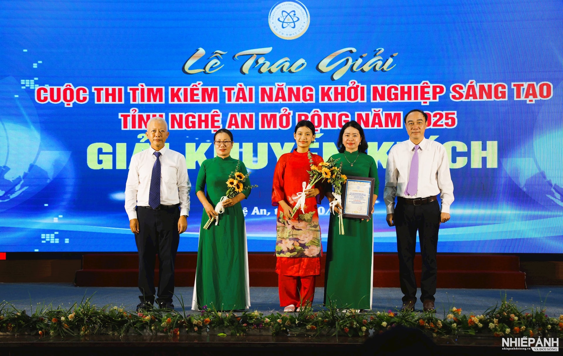 W_4-du-an-nhan-chung-nhan-giai-khuyen-khich-va-tien-thuong.jpg