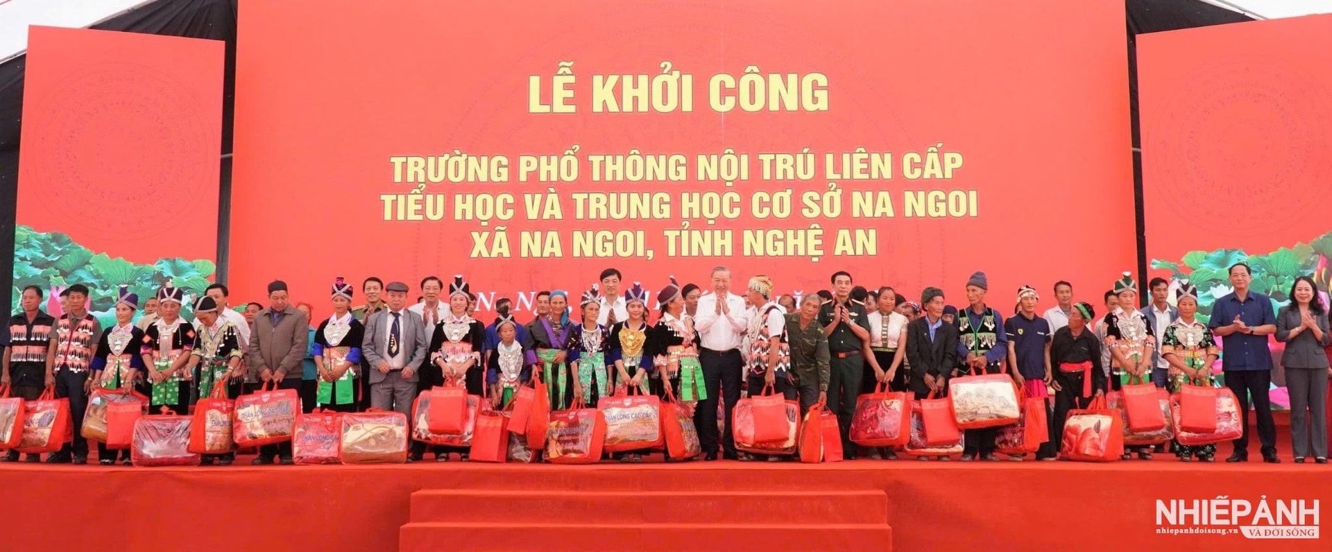 W_5.tong-bi-thu-to-lam-cung-lanh-dao-dang-nha-nuoc-bo-nganh-trung-uong-tinh-nghe-an-trao-tang-qua-cho-cac-gia-dinh-kho-khan-chinh-sach-tren-dia-ban-xa-na-ngoi-anh-tam-pham.(1).jpg