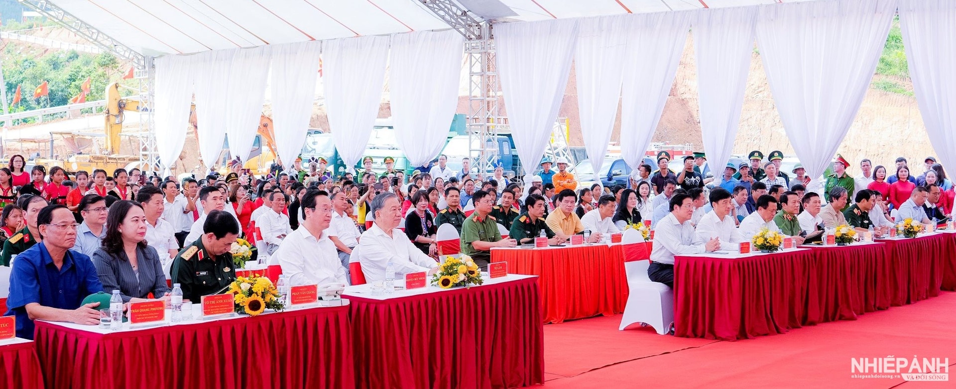 W_6.tong-bi-thu-to-lam-cung-cac-dong-chi-lanh-dao-dang-nha-nuoc-bo-nganh-trung-uong-tinh-nghe-an-du-le-khoi-cong-xay-dung-truong-pho-thong-noi-tru-lien-cap-th-va-thcs-na-ngoi.-anh-pham-bang..jpg