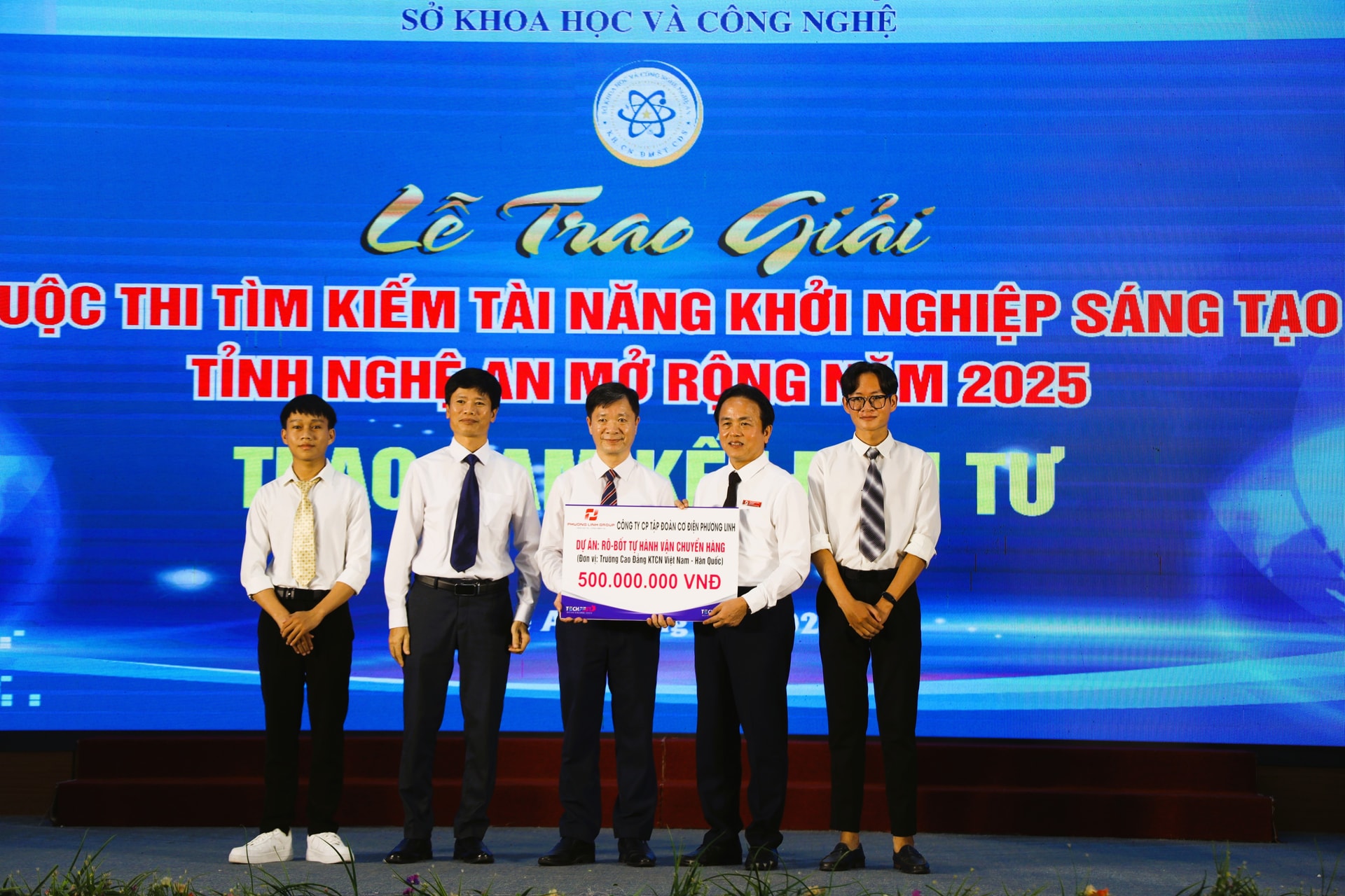 W_tap-doan-co-dien-phuong-linh-trao-quyet-dinh-dau-tu-cho-du-an-khoi-nghiep-robot-tu-hanh-van-chuyen-hang-cua-nhom-startup-truong-cao-dang-ktcn-viet-nam-han-quoc..jpg