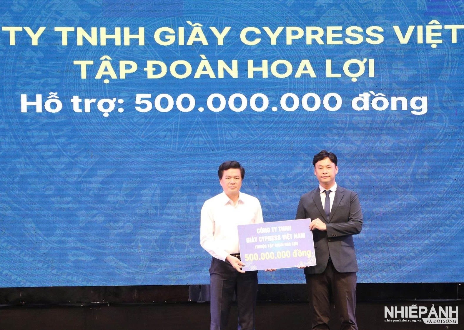 W_10pho-chu-tich-thuong-truc-uy-ban-mttq-tinh-nguyen-dinh-hung-don-nhan-nhung-phan-qua-rat-y-nghia-tu-cac-doanh-nghiep-de-ho-tro-ba-con-va-cac-dia-phuong-khac-phuc-hau-qua-thien-tai.(1).jpg