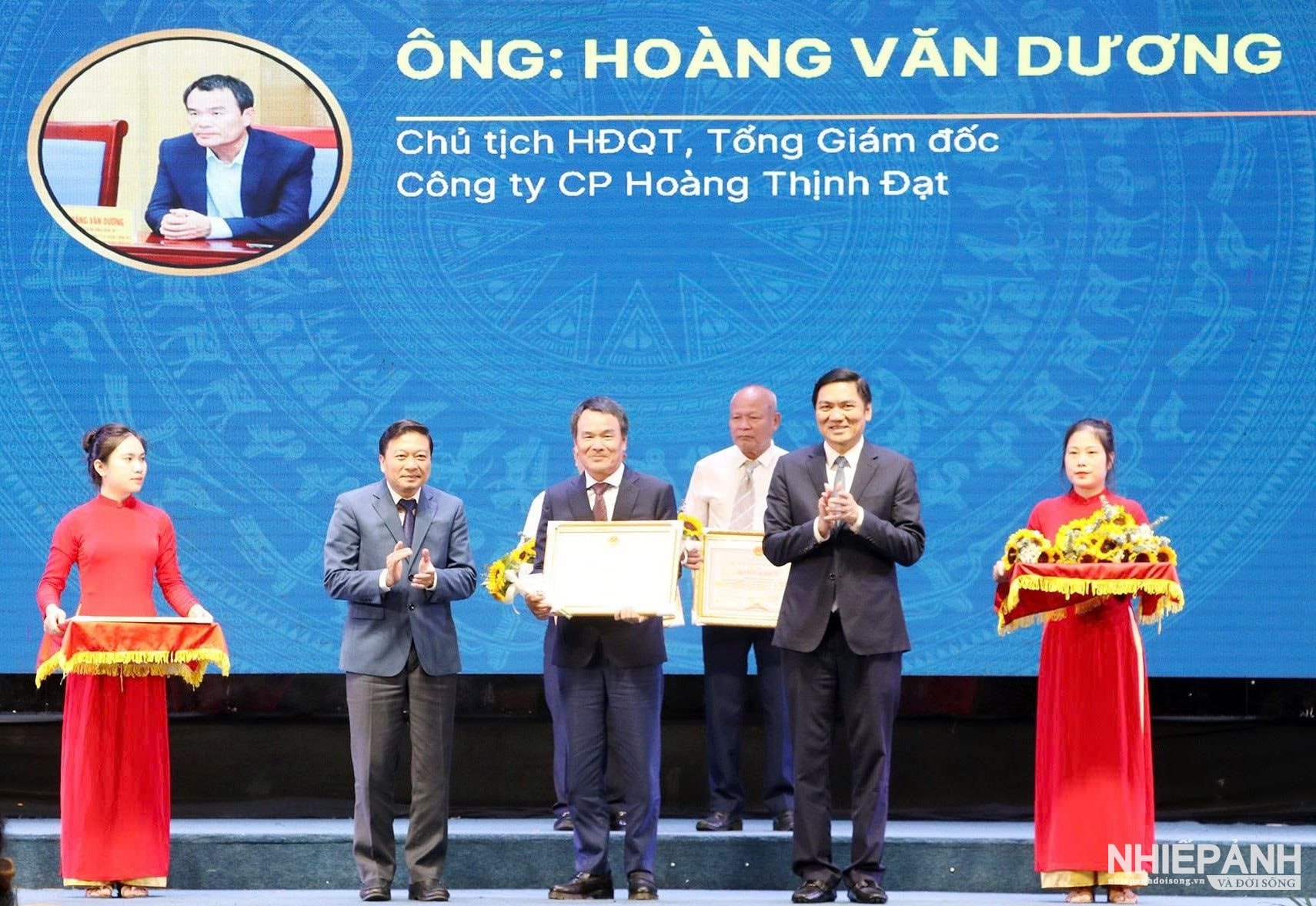 W_6-pho-bi-thu-thuong-truc-tinh-uy-hoang-nghia-hieu-va-chu-tich-ubnd-tinh-le-hong-vinh-trao-bang-khen-cua-ubnd-tinh-cho-10-doanh-nhan-tieu-bieu-nam-2025..jpg