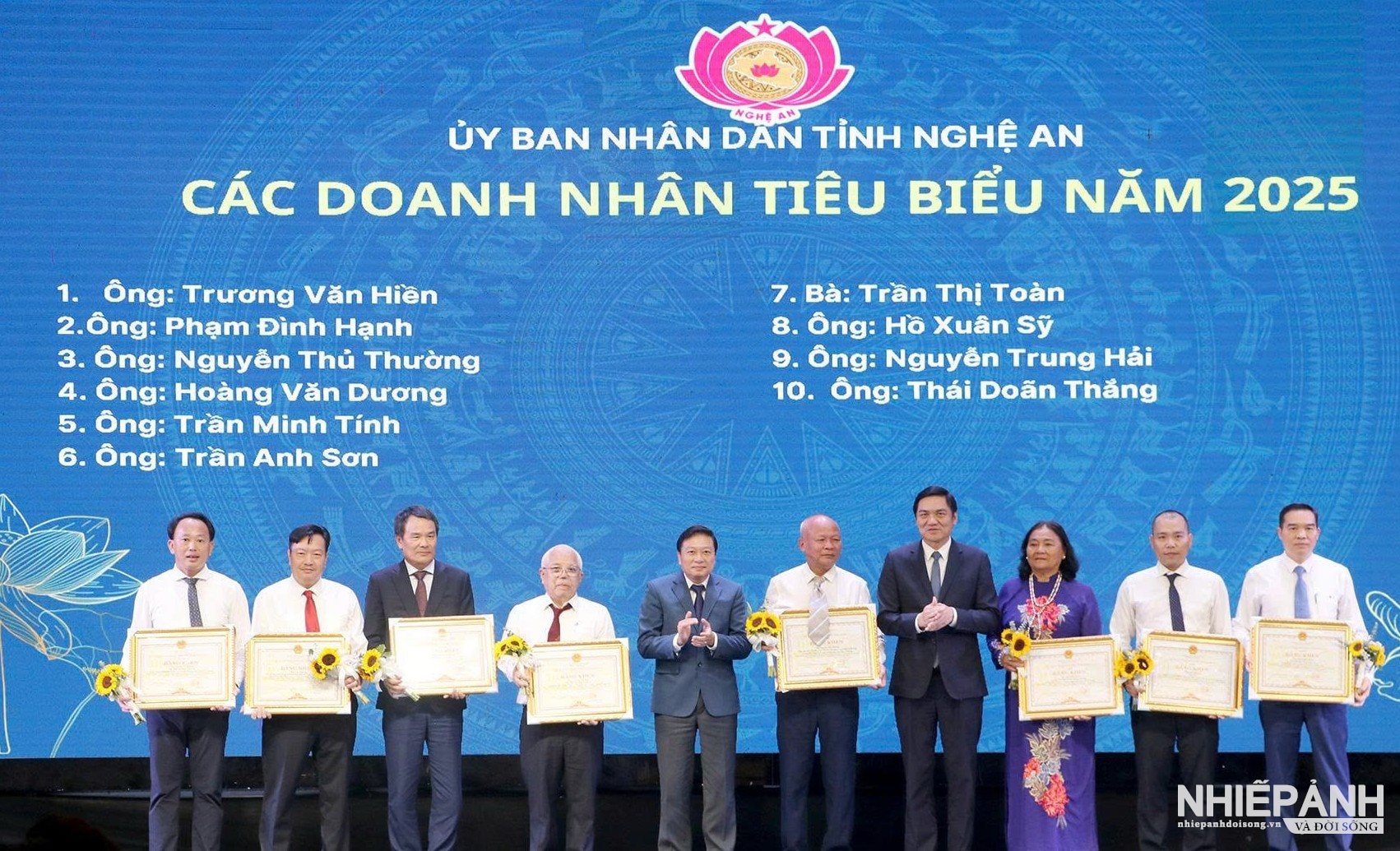 W_6.-pho-bi-thu-thuong-truc-tinh-uy-hoang-nghia-hieu-va-chu-tich-ubnd-tinh-le-hong-vinh-trao-bang-khen-cua-ubnd-tinh-cho-10-doanh-nhan-tieu-bieu-nam-2025..jpg