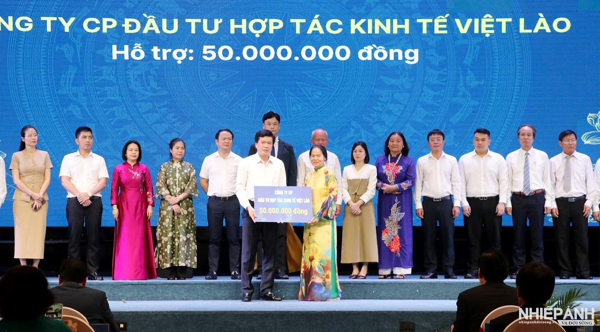 W_7.-pho-chu-tich-thuong-truc-uy-ban-mttq-tinh-nguyen-dinh-hung-don-nhan-nhung-phan-qua-rat-y-nghia-tu-cac-doanh-nghiep-de-ho-tro-ba-con-va-cac-dia-phuong-khac-phuc-hau-qua-thien-tai.(1).jpg