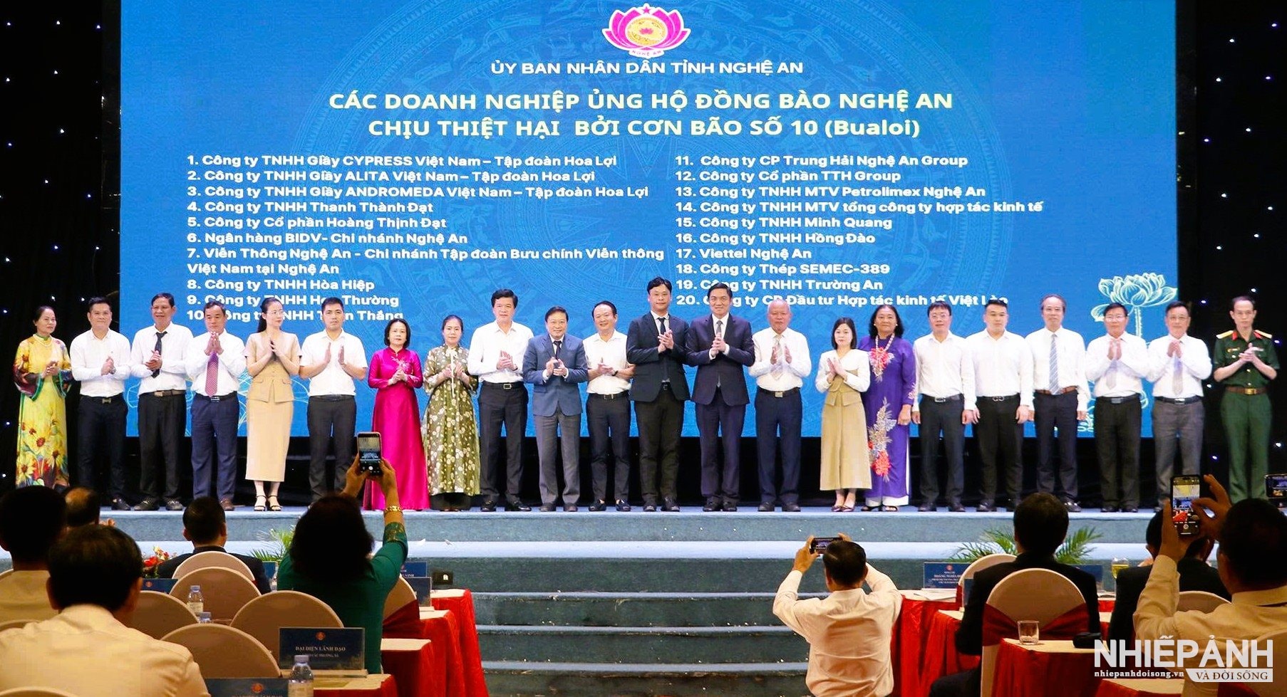W_9.cac-dong-chi-lanh-dao-tinh-chup-hinh-luu-niem-cung-voi-cac-doanh-nhan-doanh-nghiep-tham-du-chuong-trinh..jpg