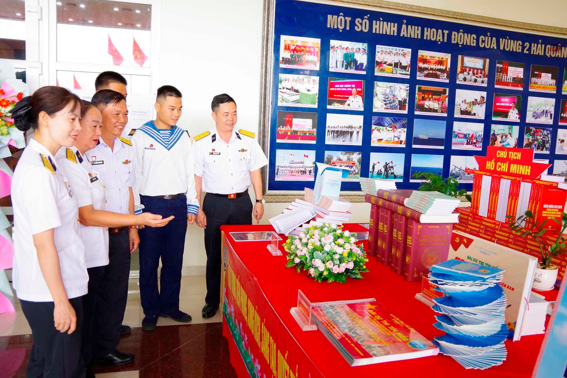 3.-cac-dai-bieu-tham-quan-mo-hinh-sach-tai-hoi-nghi.jpg