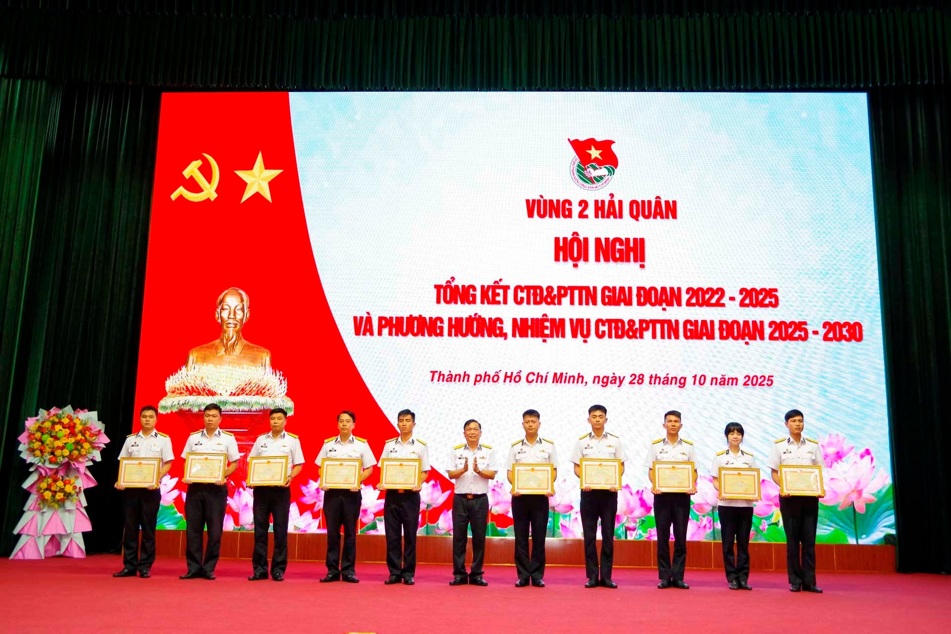 5.-dong-chi-pho-chu-nhiem-chinh-tri-vung-2-trao-thuong-cac-tap-the-ca-nhan-co-thanh-tich-xuat-sac-trong-thuc-hien-ctd-pttn-giai-doan-2022-2025.jpg