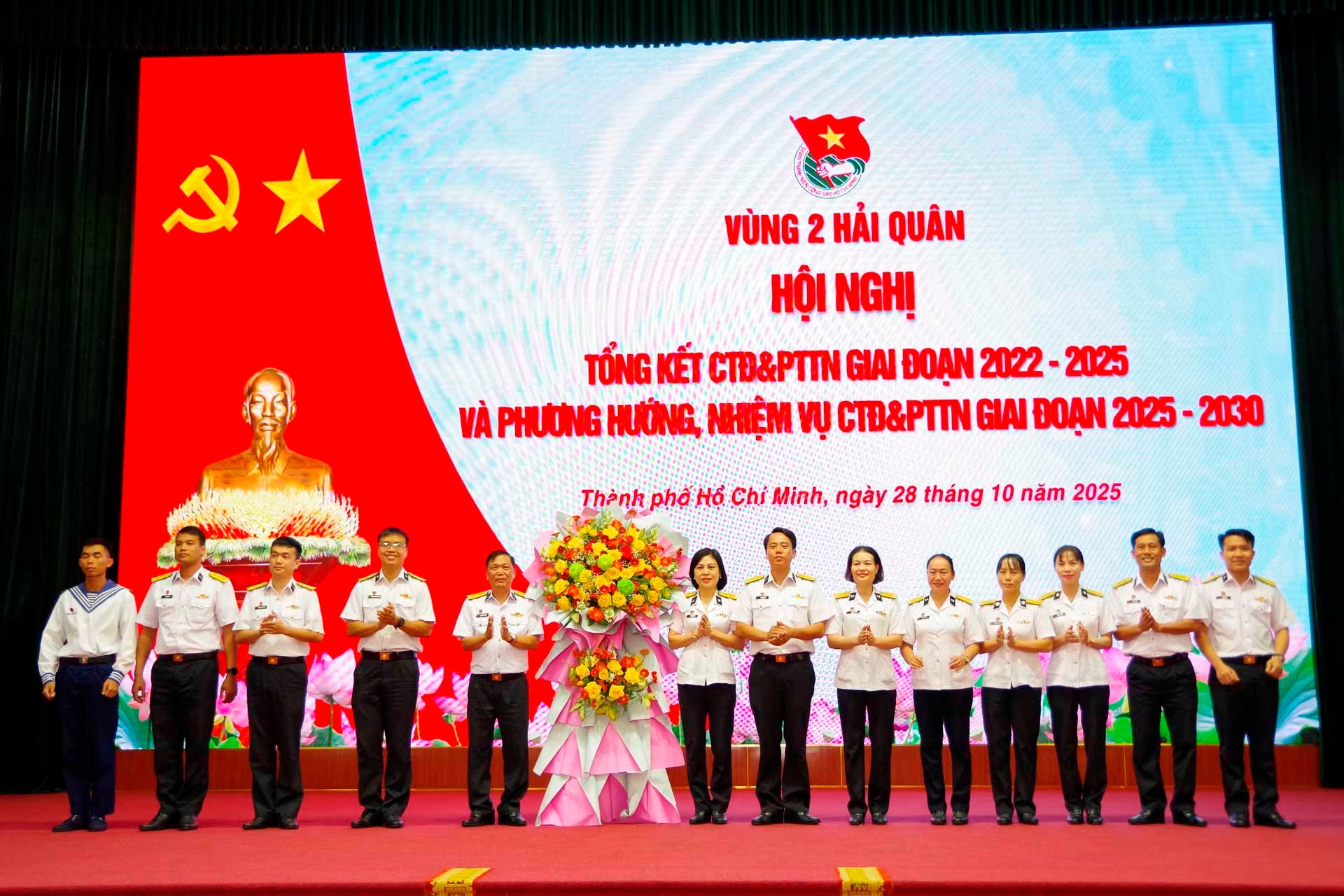 6.-dai-ta-le-hong-quang-pho-chu-nhiem-chinh-tri-vung-2-tang-hoa-chuc-mung-doan-dai-bieu-di-du-hoi-nghi-tong-ket-cong-tac-quan-chung-quan-chung-hai-quan-giai-doan-2021-2025.jpg