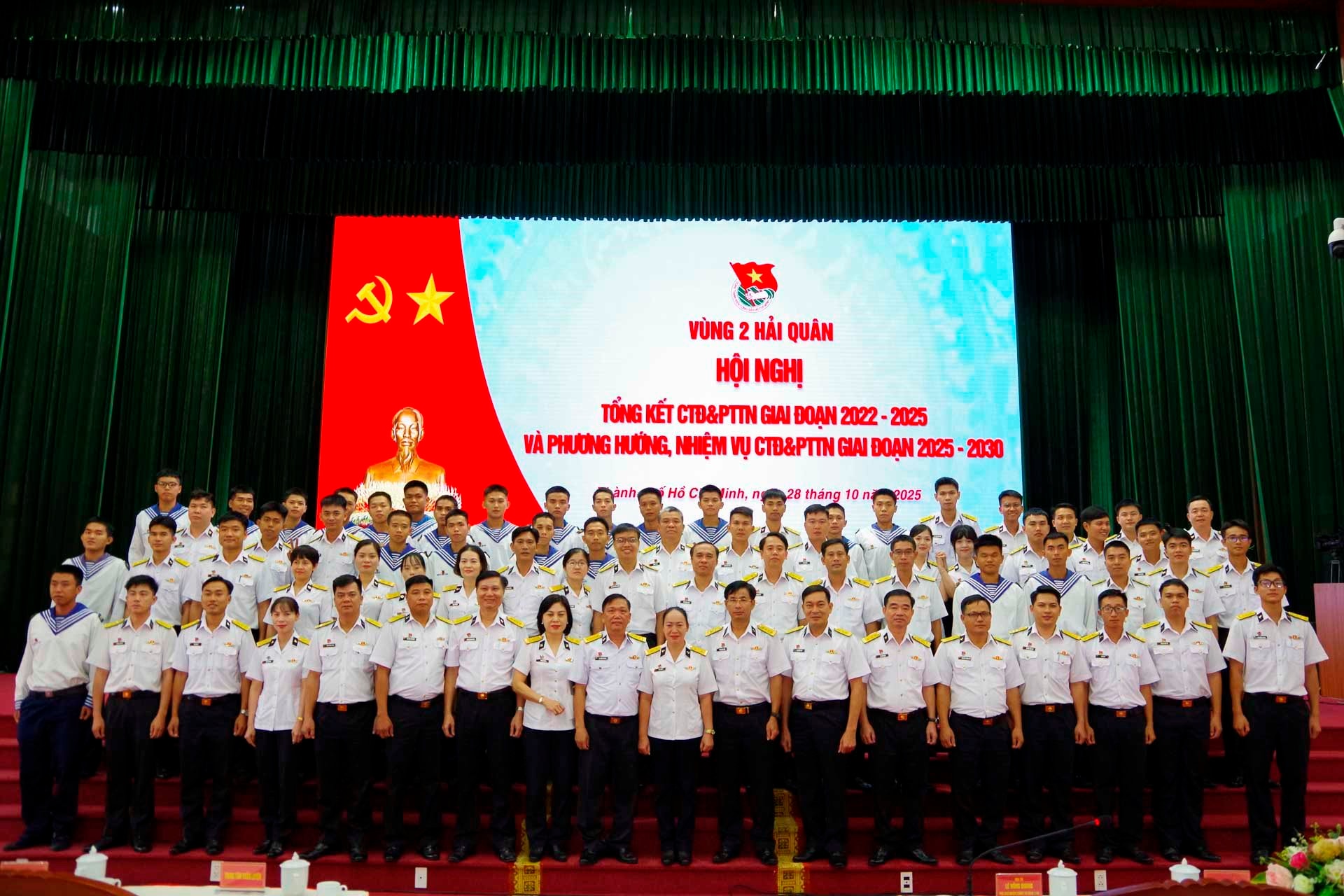 7.-cac-dai-bieu-tham-du-hoi-nghi-chup-anh-luu-niem.jpg