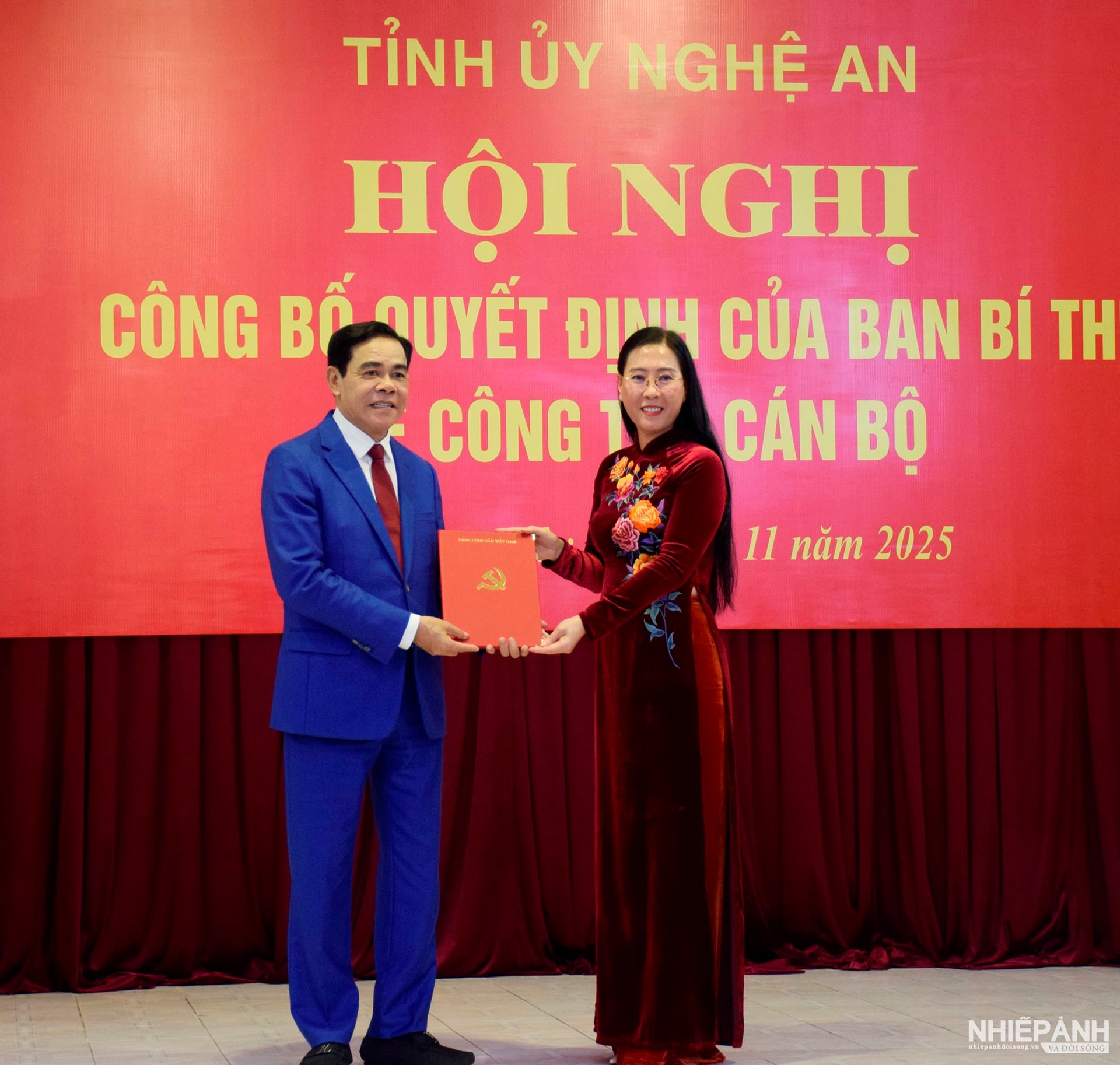 W_1.1.pho-truong-ban-to-chuc-trung-uong-bui-thi-quynh-van-trao-quyet-dinh-cua-bo-chinh-tri-va-tang-hoa-chuc-mung-pho-bi-thu-tinh-uy-vo-trong-hai.jpg
