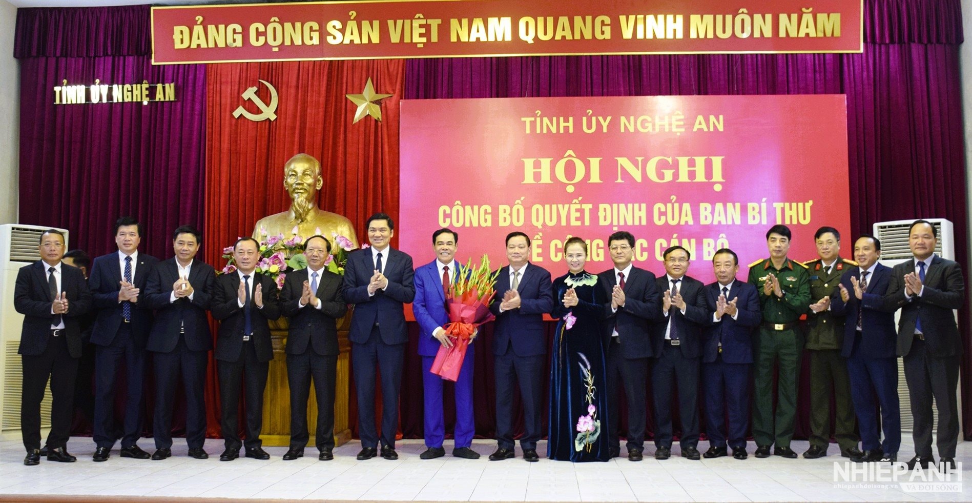 W_3.ban-thuong-vu-tinh-uy-nghe-an-tang-hoa-chuc-mung-dong-chi-vo-trong-hai-pho-bi-thu-tinh-uy-nghe-an.jpg