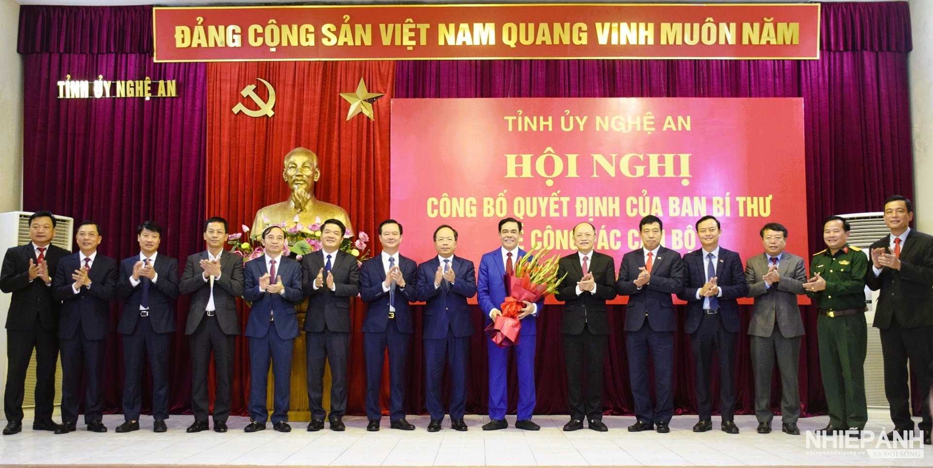 W_4.ban-thuong-vu-tinh-uy-ha-tinh-tang-hoa-chuc-mung-dong-chi-vo-trong-hai-nhan-nhiem-vu-moi.jpg