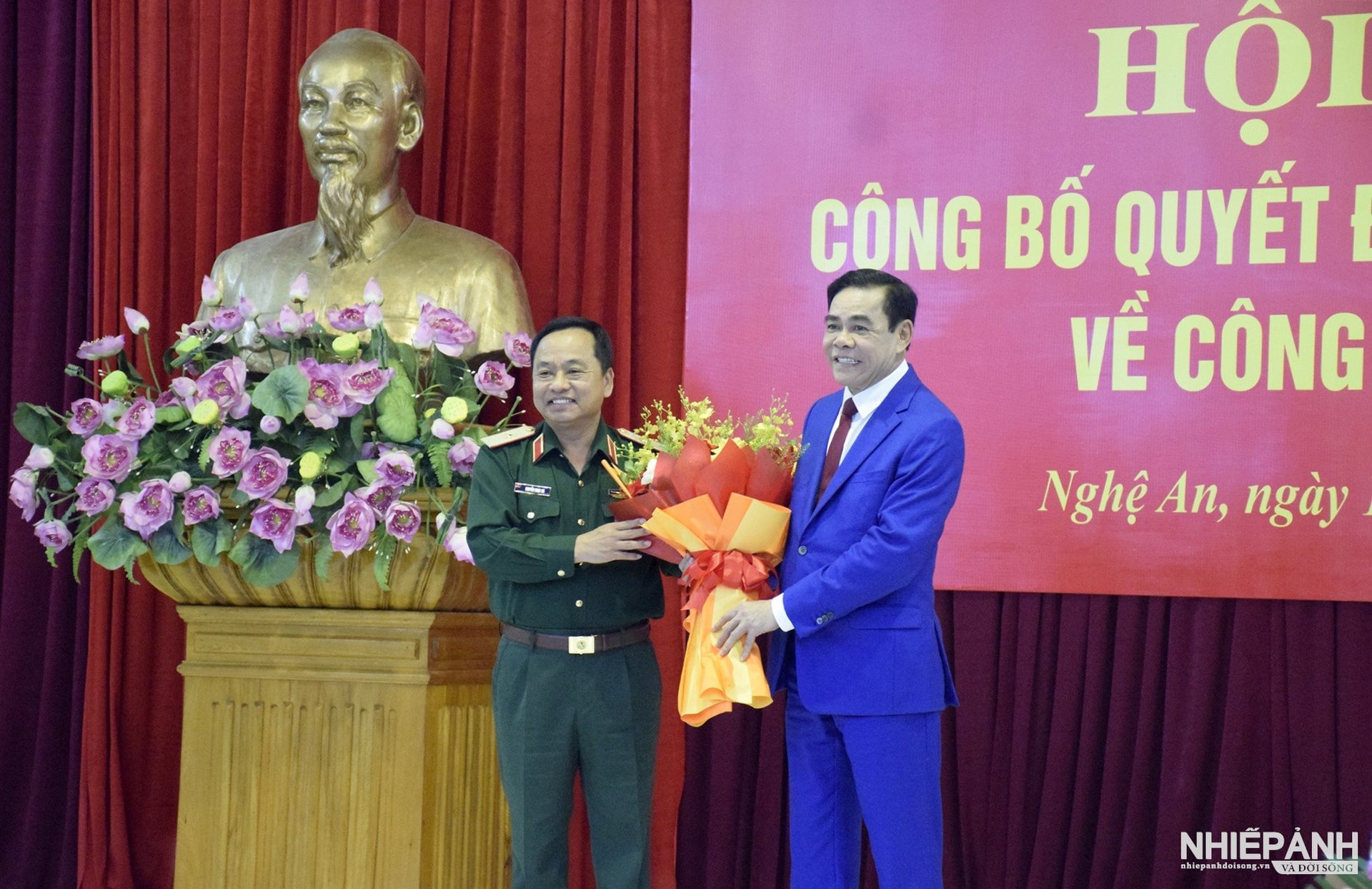 W_7.thieu-tuong-nguyen-ngoc-ha-pho-tu-lenh-quan-khu-4-tang-hoa-chuc-mung-dong-chi-vo-trong-hai.jpg
