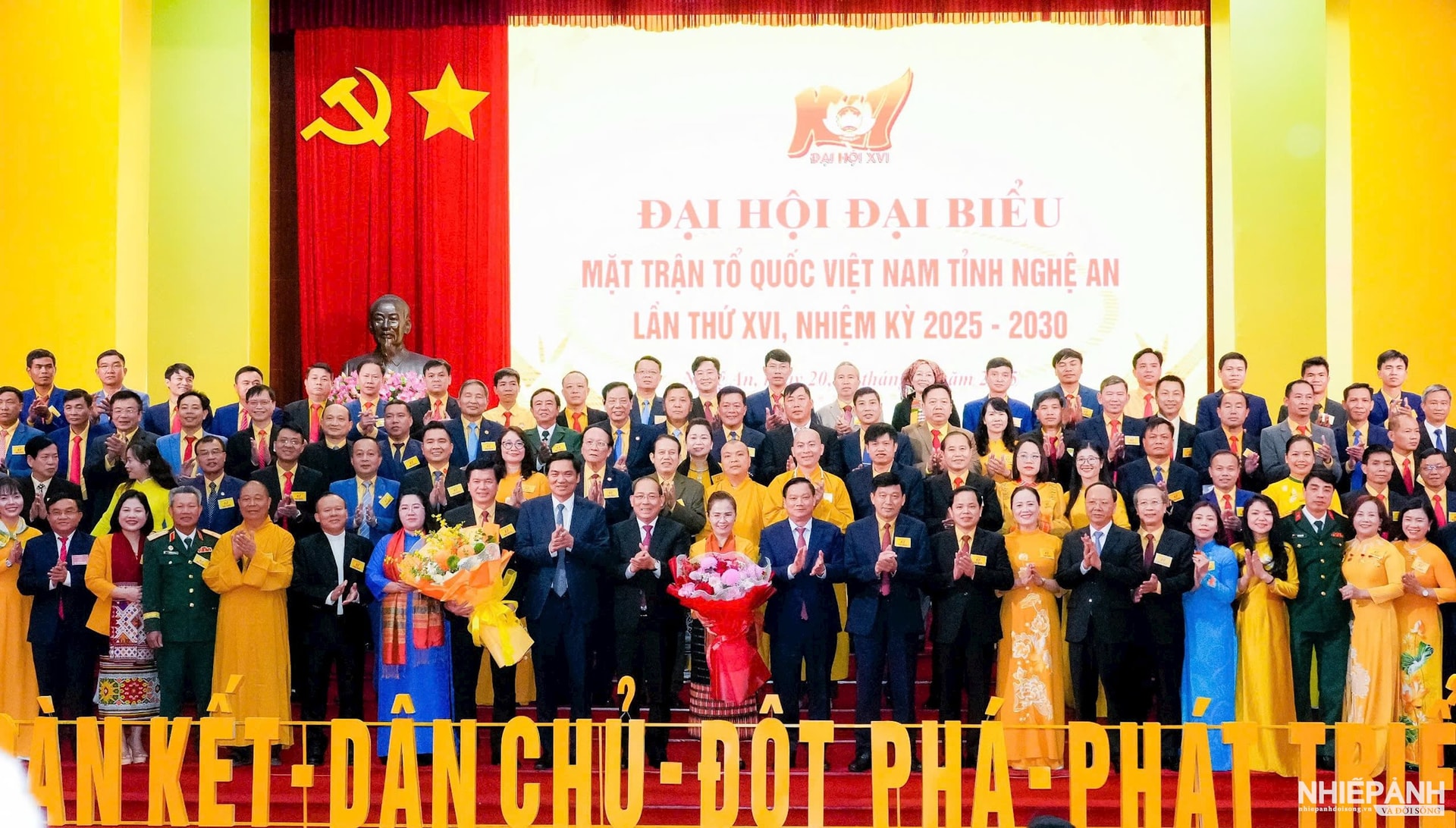 W_lanh-dao-uy-ban-trung-uong-mttq-viet-nam-va-lanh-dao-tinh-tang-hoa-chuc-mung-cac-thanh-vien-uy-ban-mttq-tinh-khoa-moi.jpg