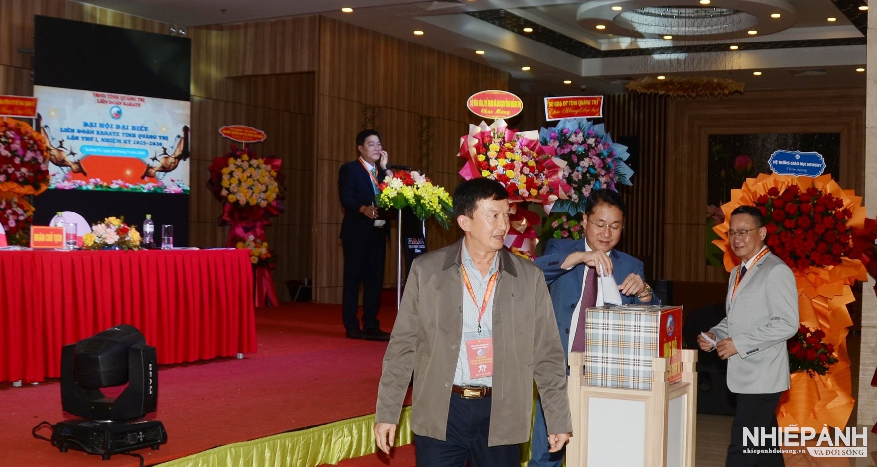 Các đại biểu quyên góp ủng hộ đồng bào