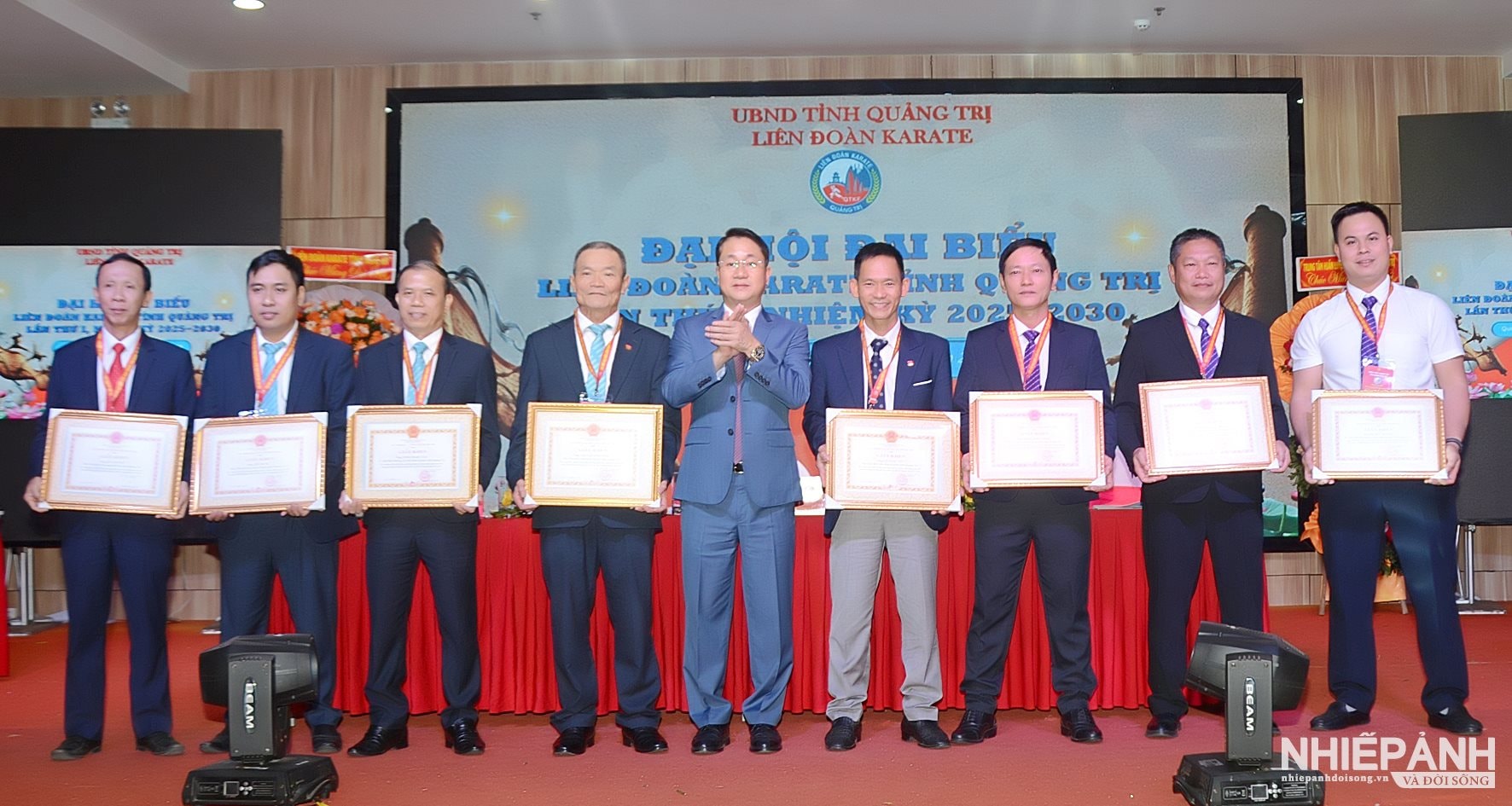 Ông Vũ Sơn Hà trao giấy khen