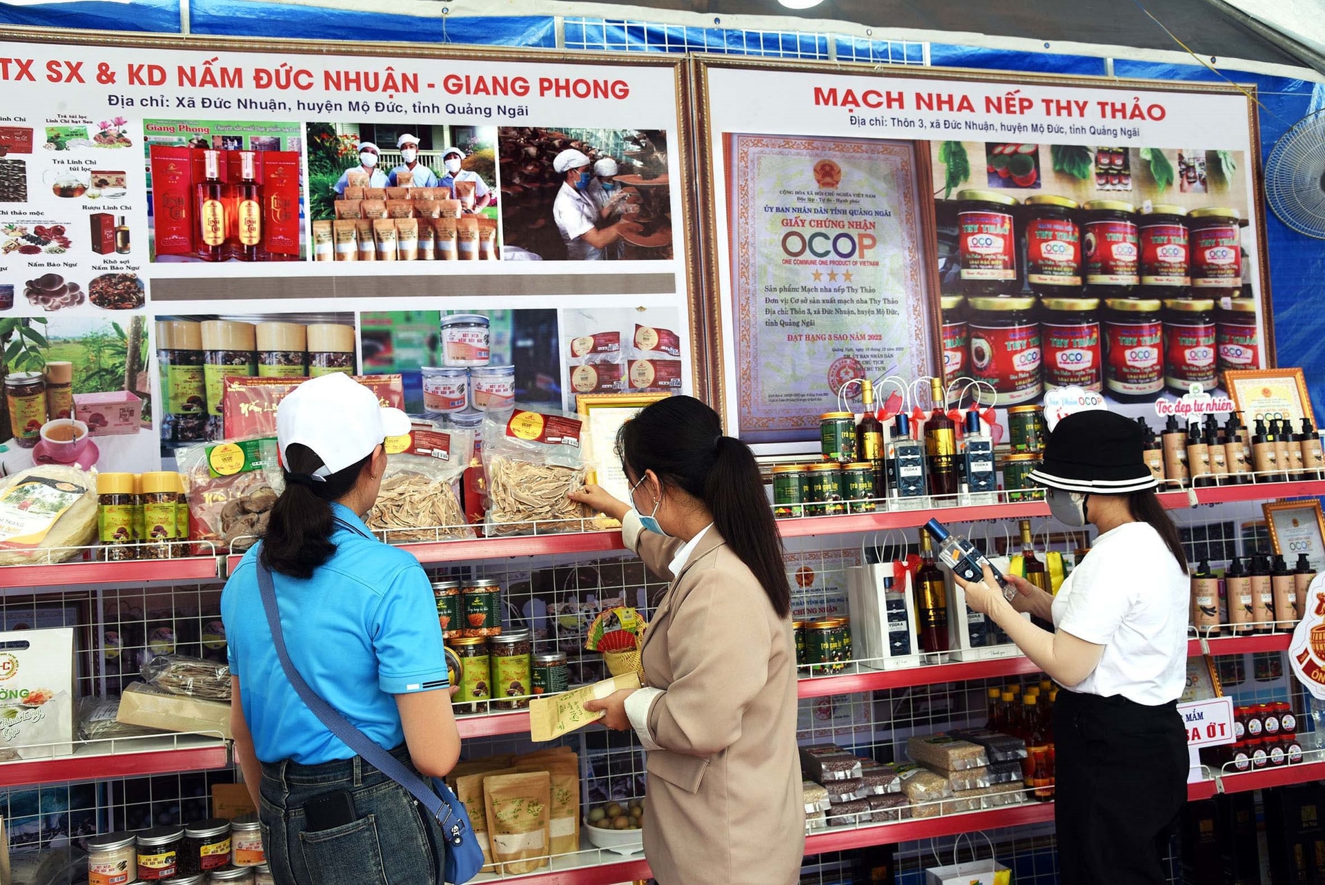 6.-quay-ban-cac-san-pham-ocop-xa-long-phung.-anh-nguyen-dang-lam.jpg