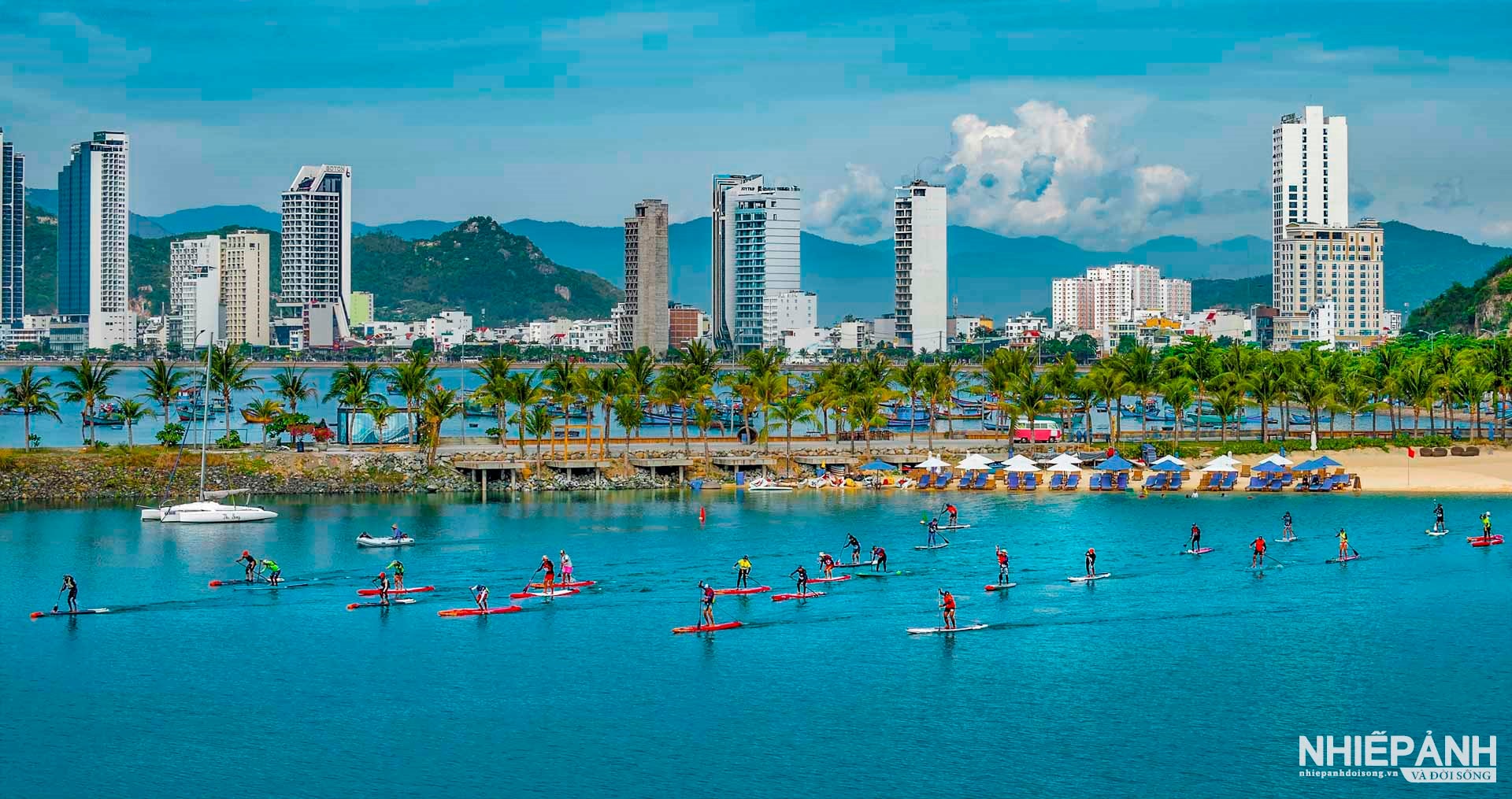 W_14.-giai-kk-dua-thuyen-van-cheo-dung-tren-vinh-nha-trang-nguyen-van-dong-.jpg