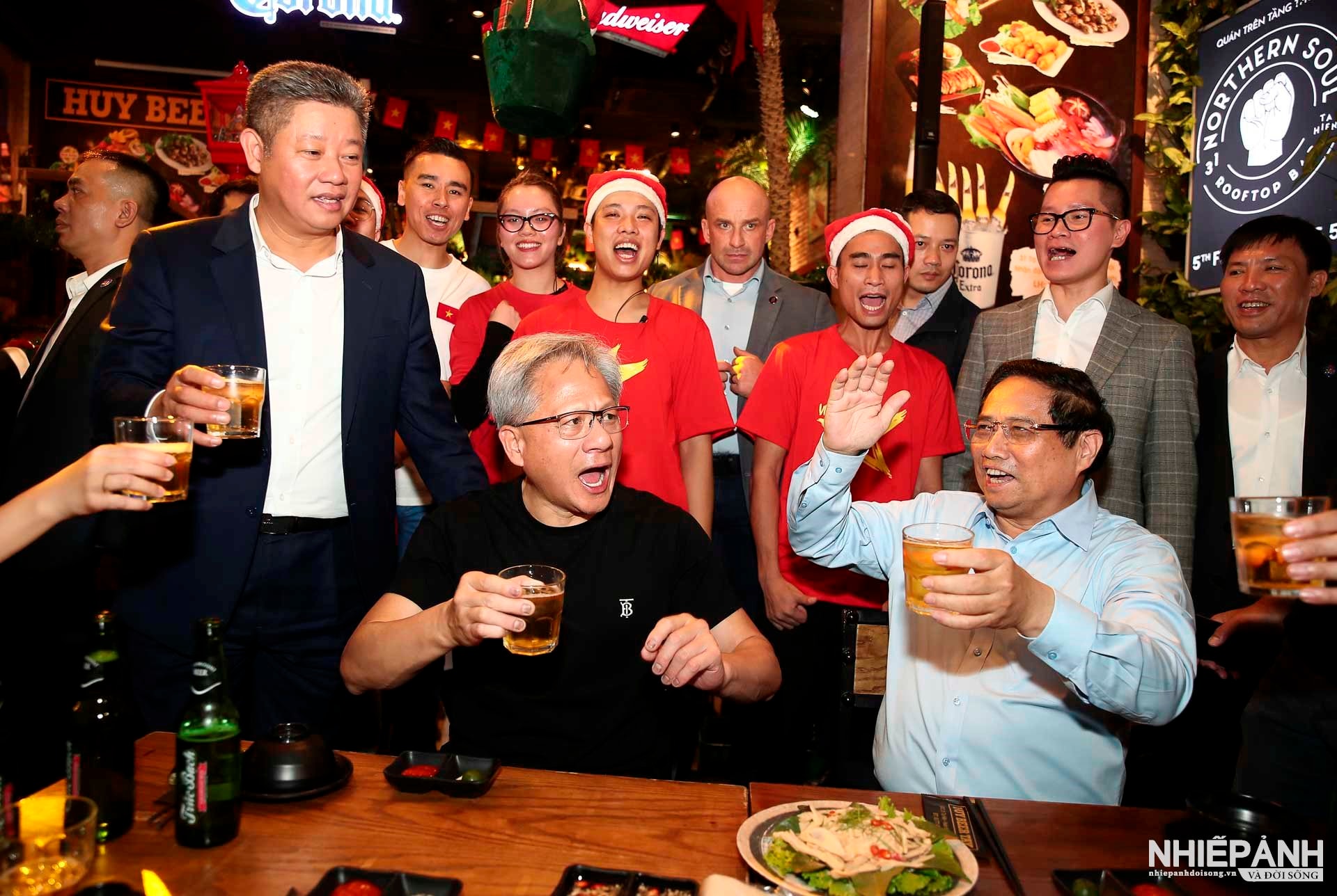 W_4.-giai-ba-thu-tuong-pham-minh-chinh-va-ceo-nvidia-thanh-thoi-dao-pho-dem-uong-bia-ha-noi-nguyen-giang-nam.jpg