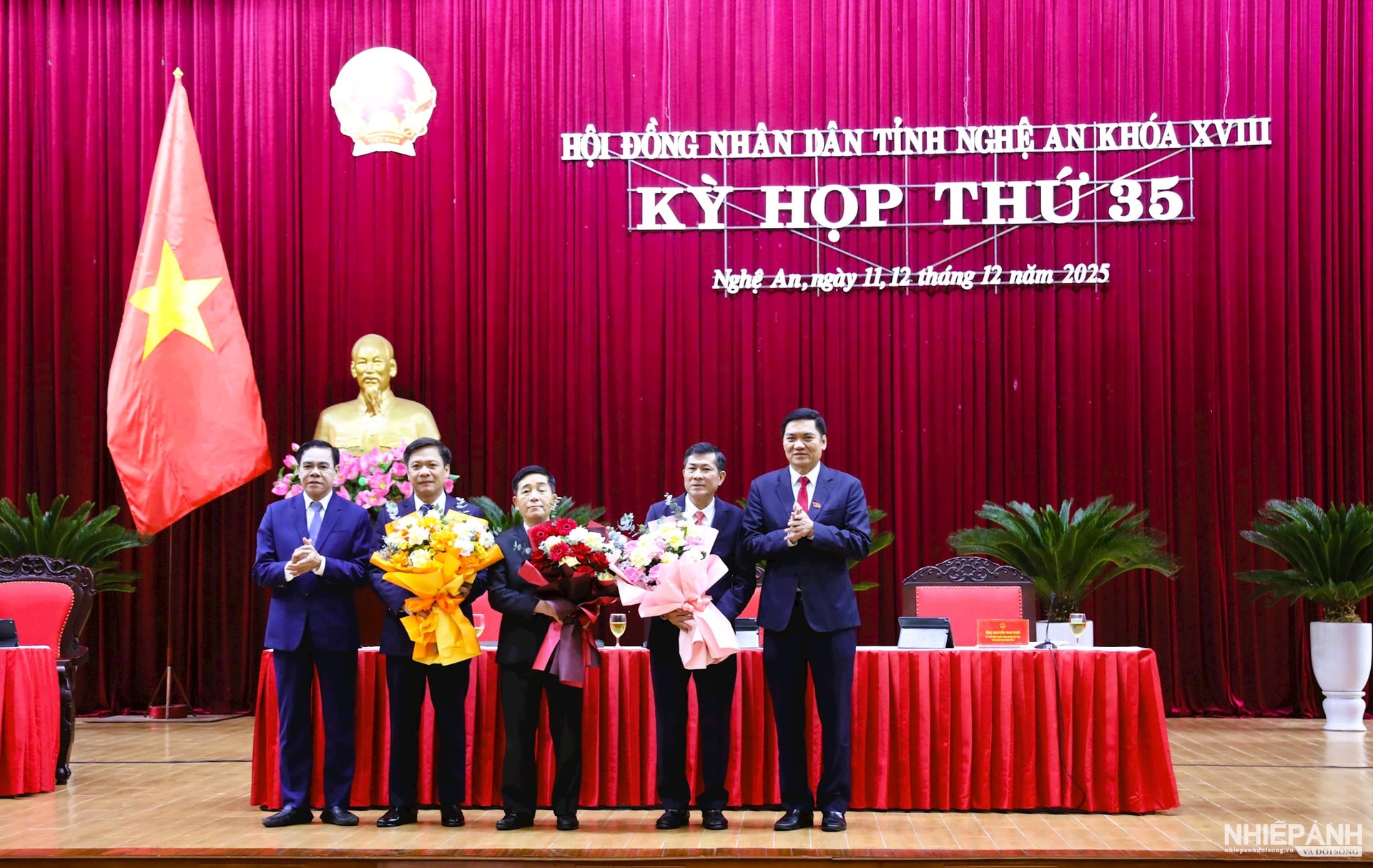 W_lanh-dao-tinh-nghe-an-chuc-mung-cac-nhan-su-ong-thai-van-thanh-thu-2-tu-phai-sang.-anh-tran-duy-ngoan..jpg