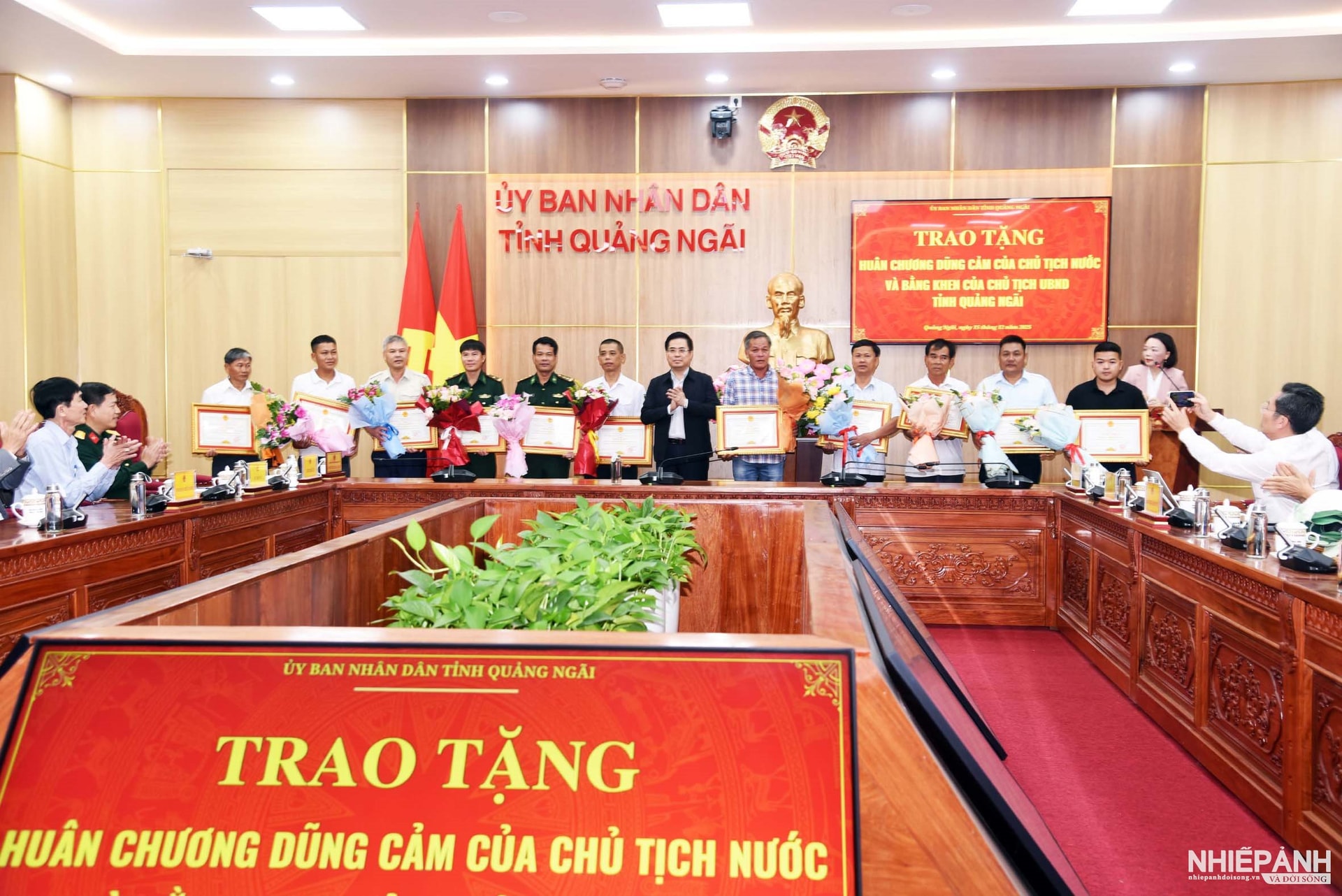 W_3-.-ong-nguyen-hoang-giang-chu-tich-ubnd-tinh-quang-ngai-trao-bang-khen-cho-cac-tap-the-ca-nhan.jpg