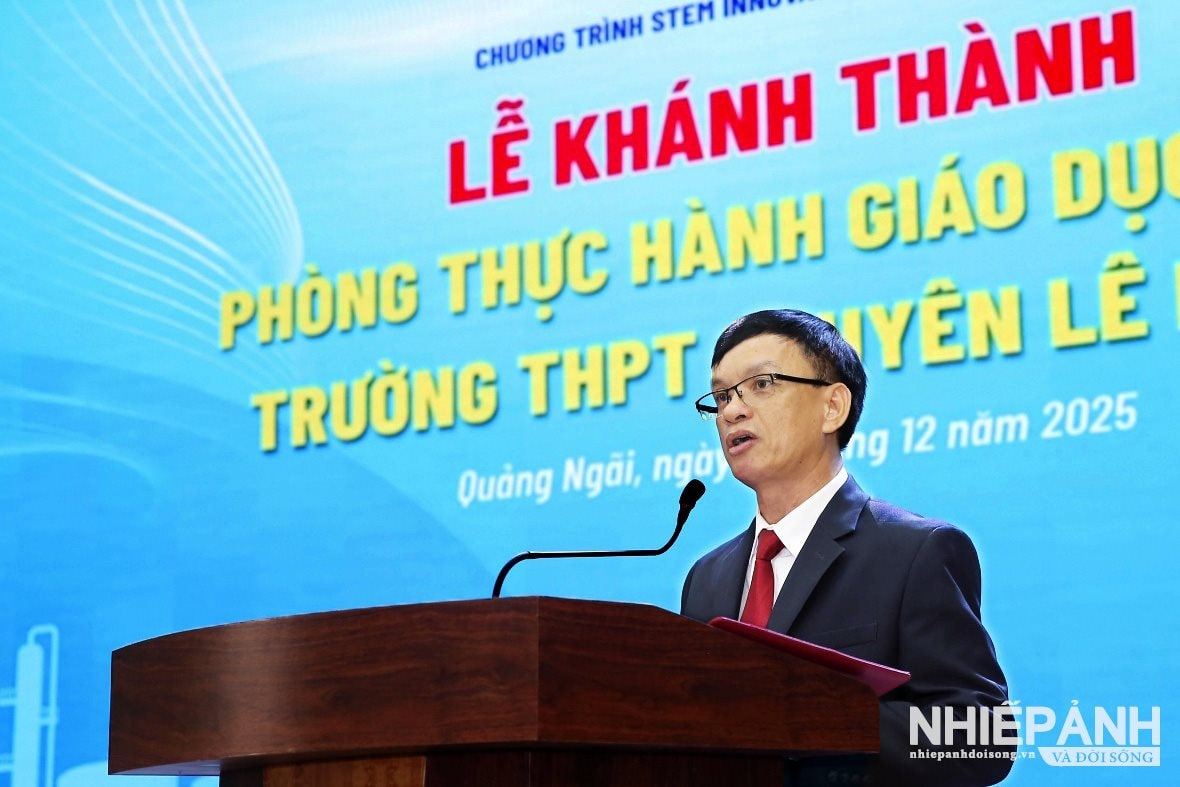 W_2.-thay-tran-quang-hong-hieu-truong-truong-thpt-chuyen-le-khiet.jpg
