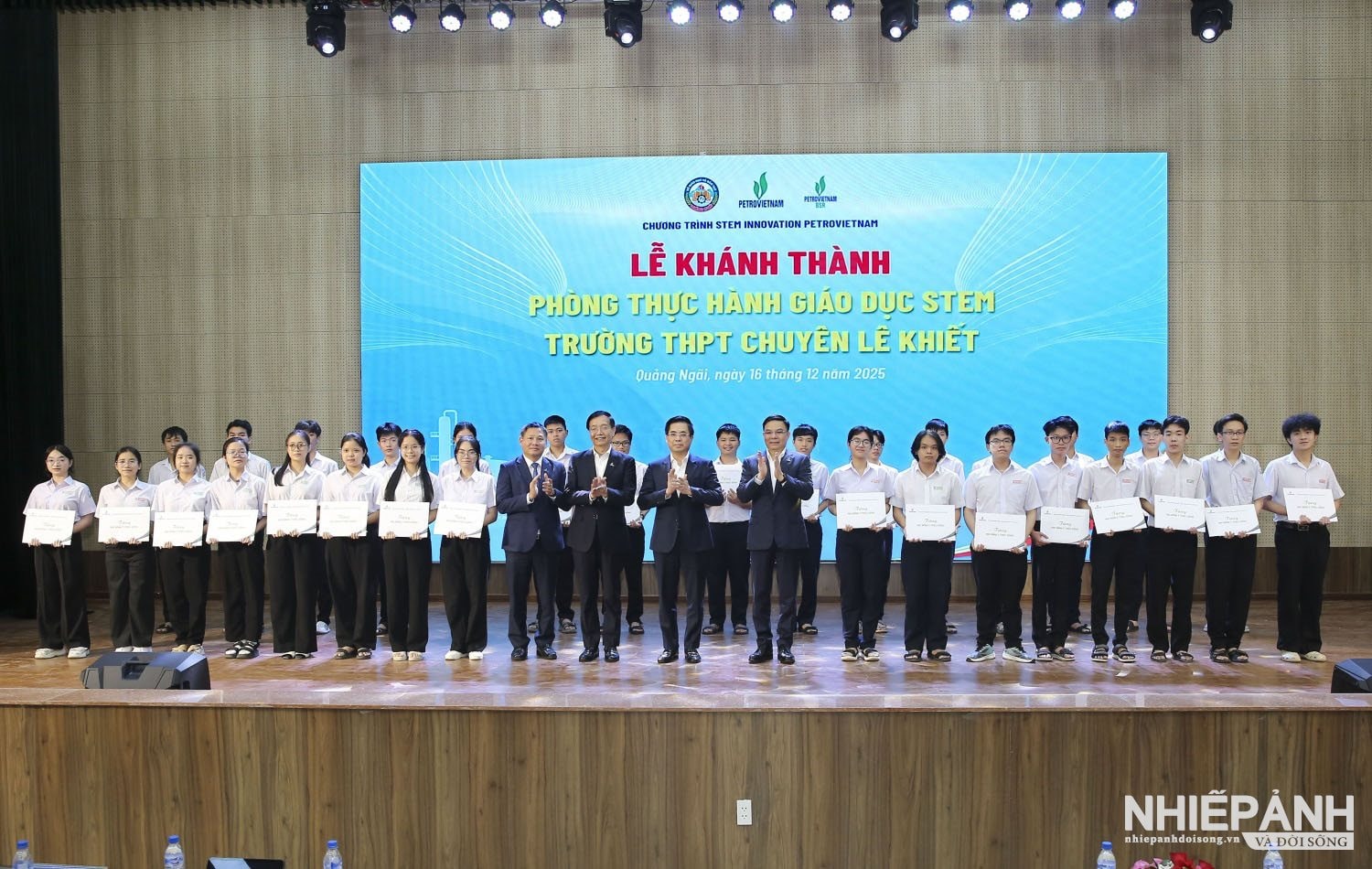 W_7.-dai-dien-tinh-quang-ngai-so-giao-duc-va-dao-tao-tinh-quang-ngai-petrovietnam-va-bsr-trao-tang-cac-suat-hoc-bong-cho-cac-em-hoc-sinh-truong-thpt-chuyen-le-khiet..jpg