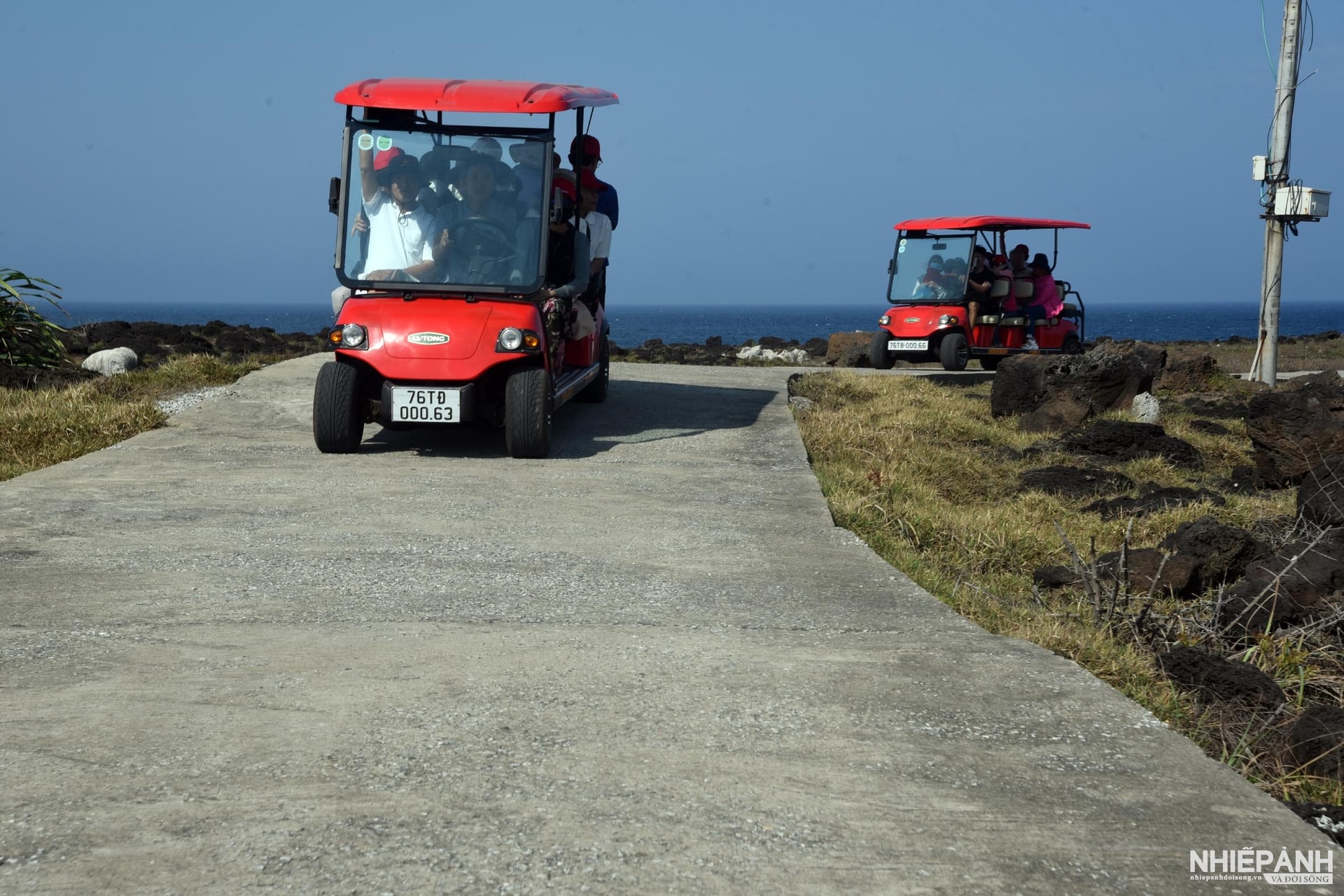 W_13a.-xe-o-to-dien-dua-du-khach-tham-quan-dao-be.-nsna-nguyen-dang-lam.jpg