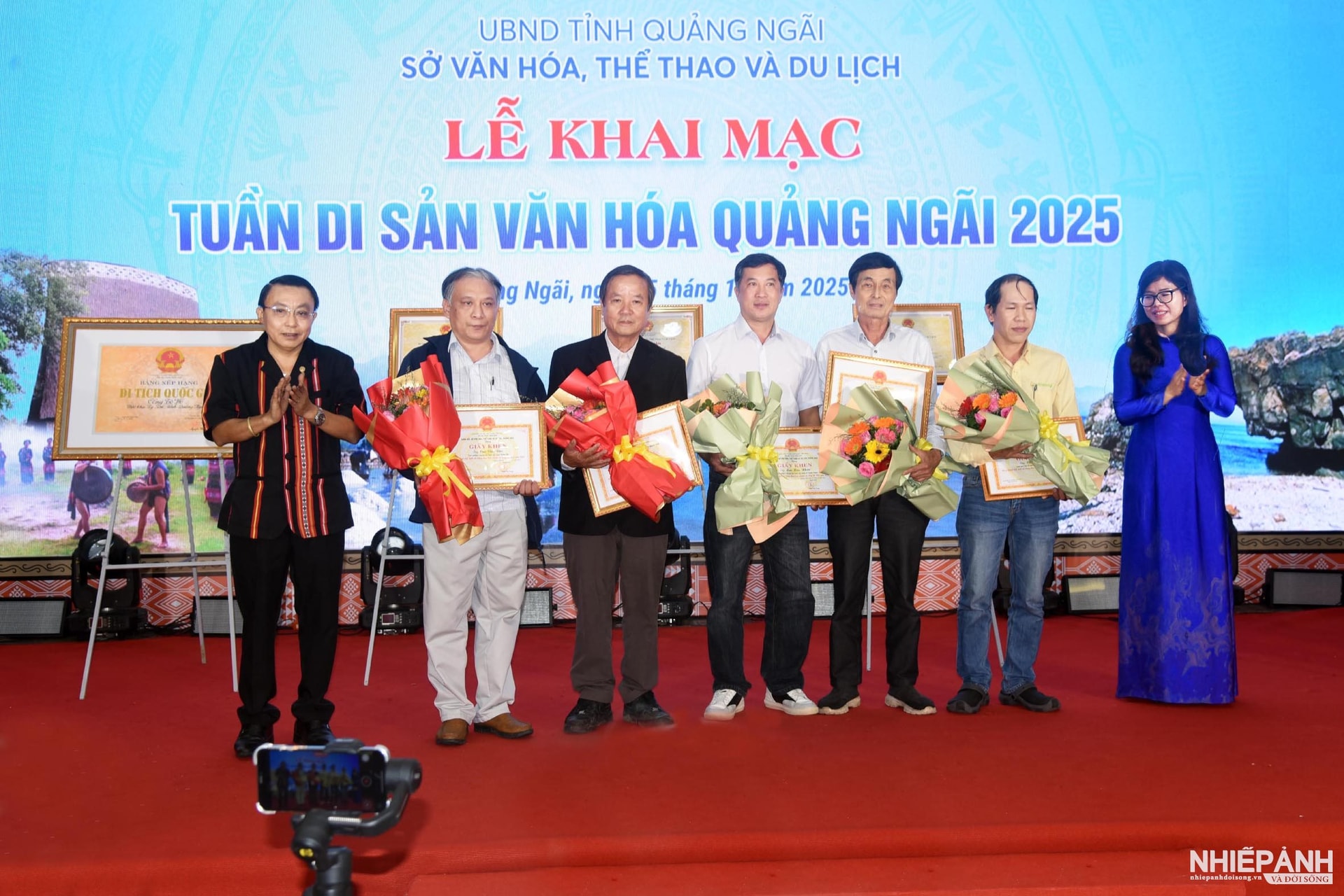 W_7a.trao-giay-khen-cua-so-vhttdl-cho-cac-don-vi.jpg