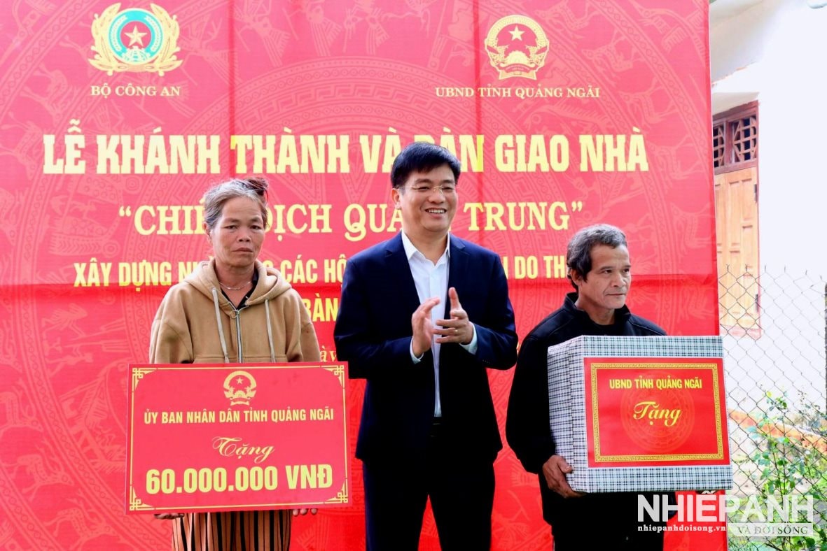 W_pho-chu-tich-ubnd-tinh-do-tam-hien-trao-tien-ho-tro-va-qua-cua-ubnd-tinh-cho-gia-dinh-ong-dinh-van-quan.jpg