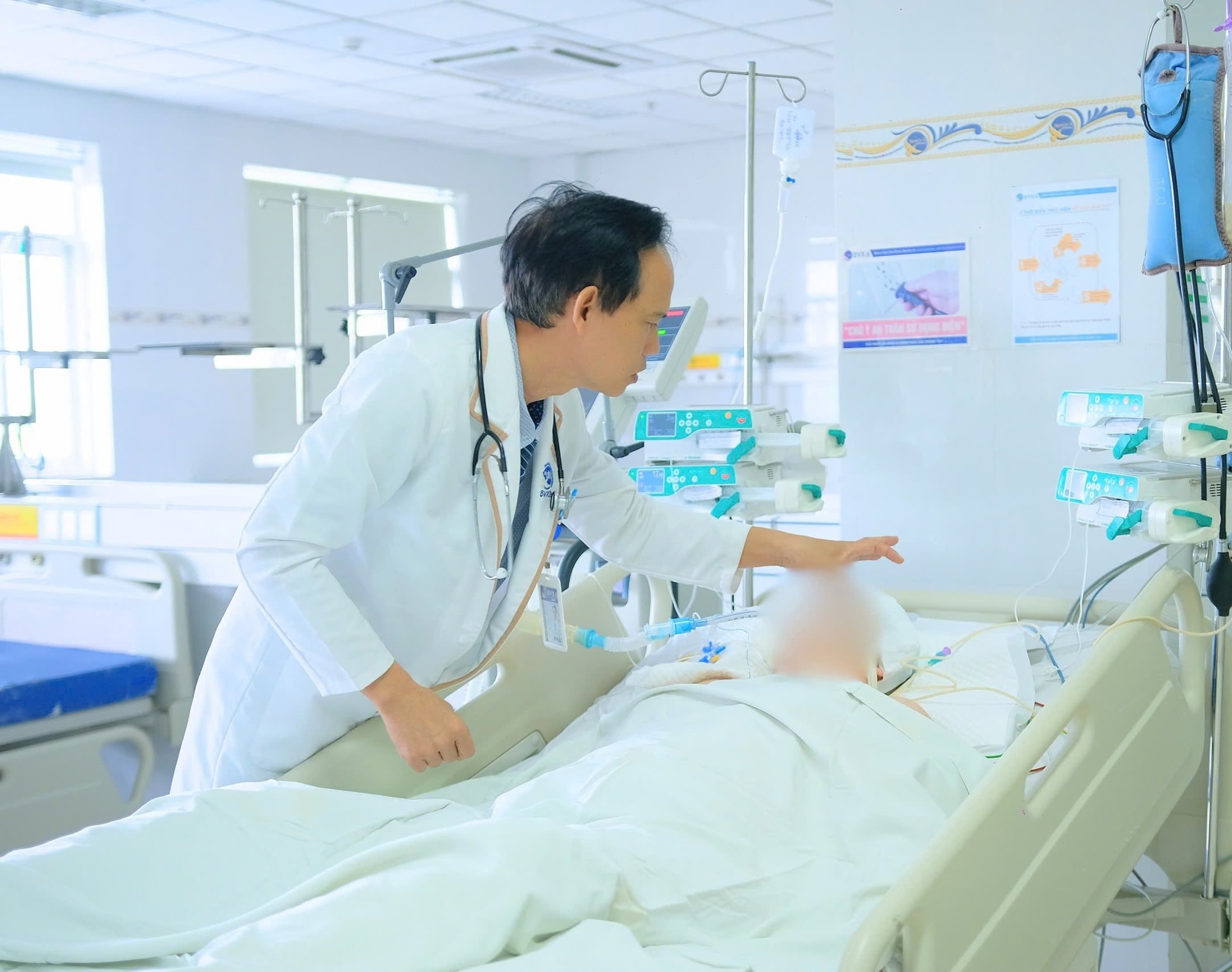 hinh-anh-bac-si-tham-kham-tai-khoa-icu.jpg