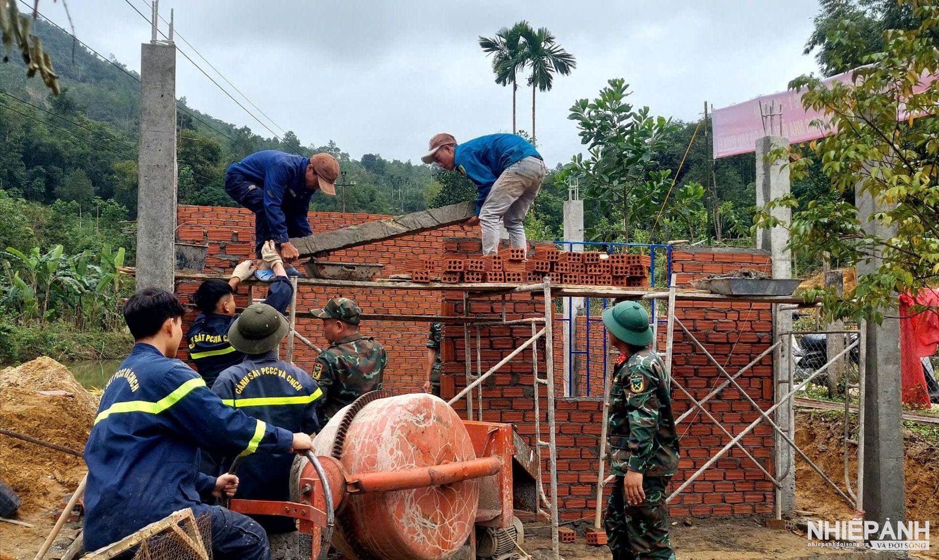W_5.-luc-luong-canh-sat-pccc-va-cnch-tham-gia-ho-tro-xay-dung-nha-cho-dan-tai-xa-tay-tra.jpg