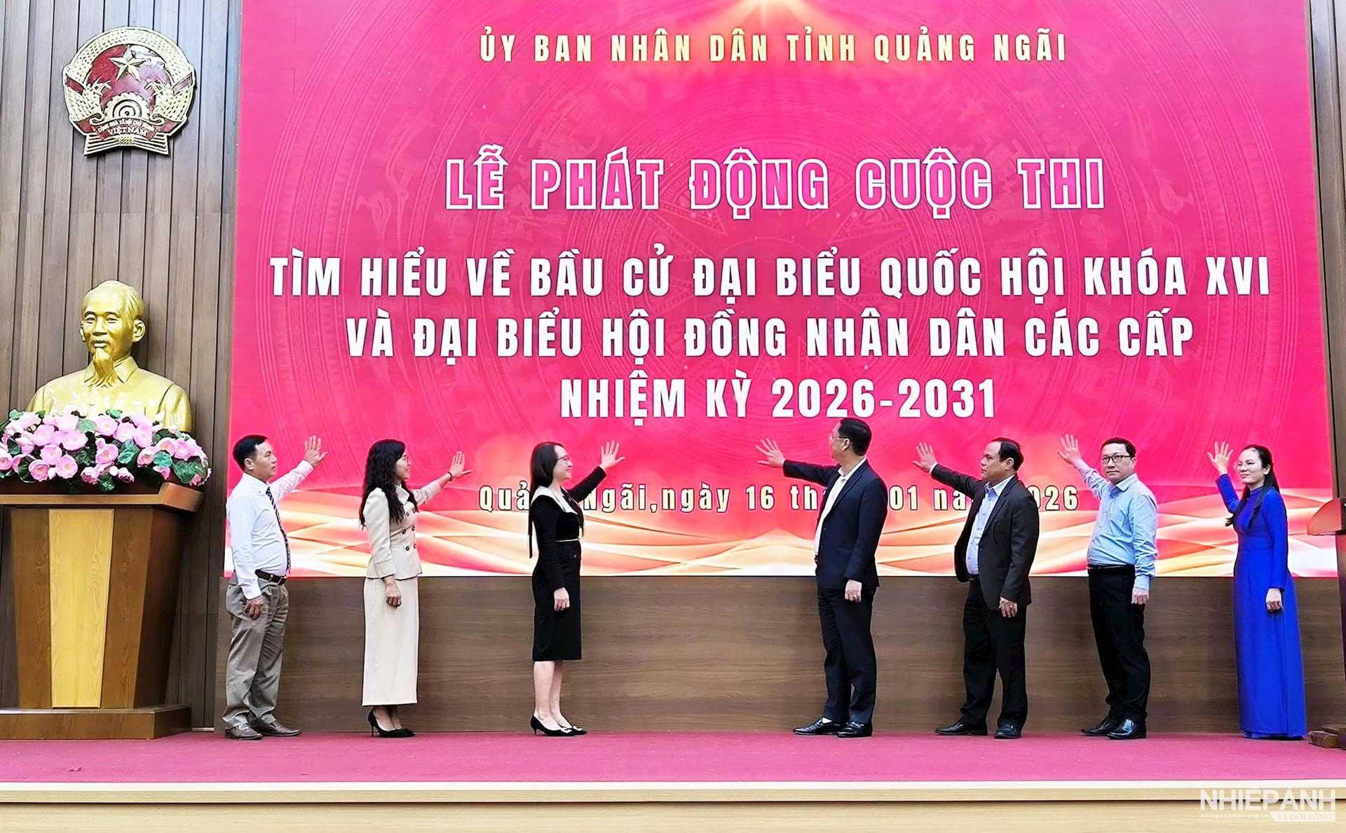 W_6.-ong-nguyen-cong-hoang-pct-ubnd-tinh-va-dai-dien-lanh-dao-cac-don-vi-trong-btc-cuoc-thi-thuc-hien-nghi-le-phat-dong.jpg