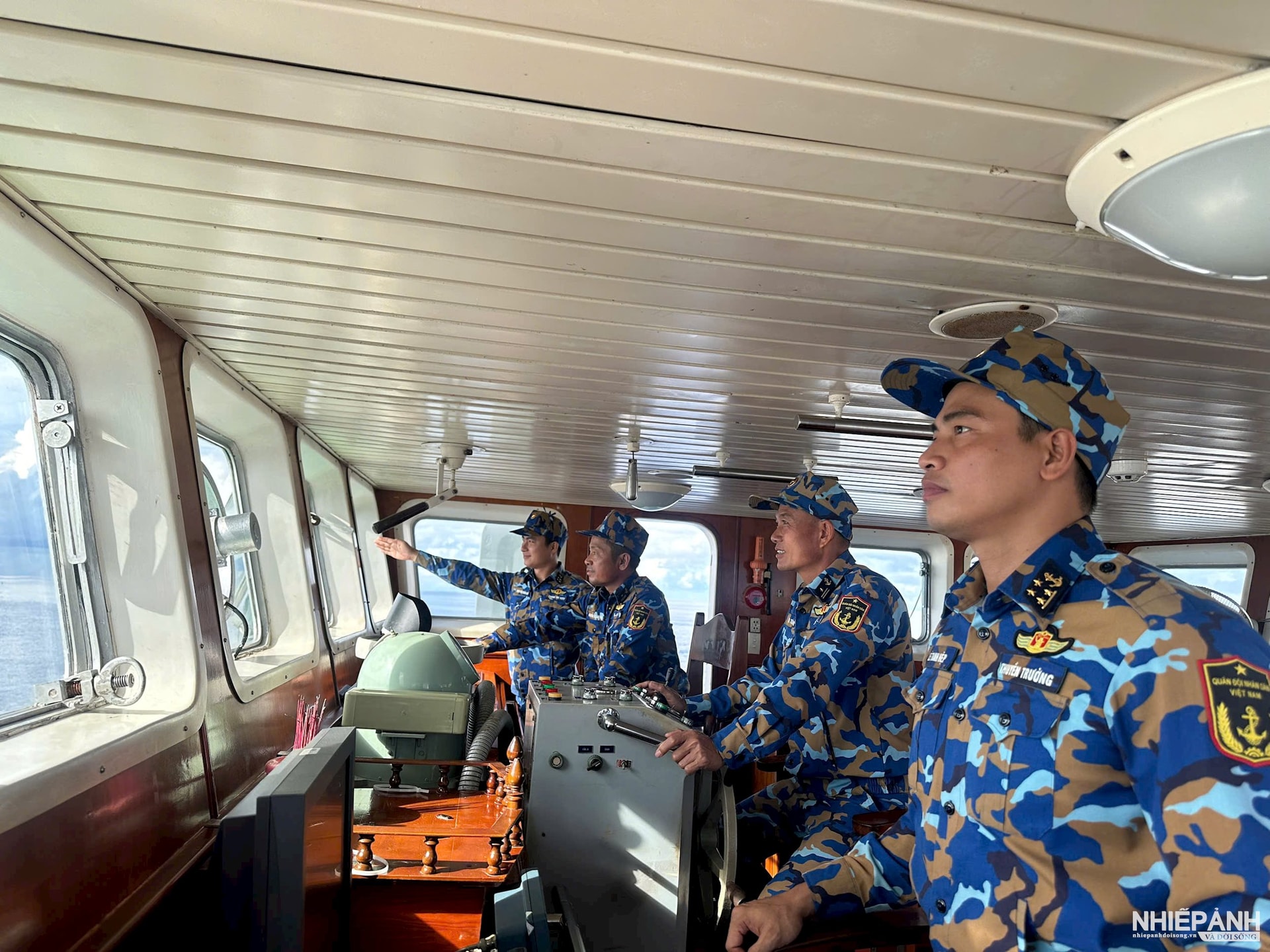 W_1.3-dai-uy-le-thanh-hiep-thuyen-truong-tau-953-chi-huy-tau-thuc-hien-nhiem-vu-tren-bien.jpg