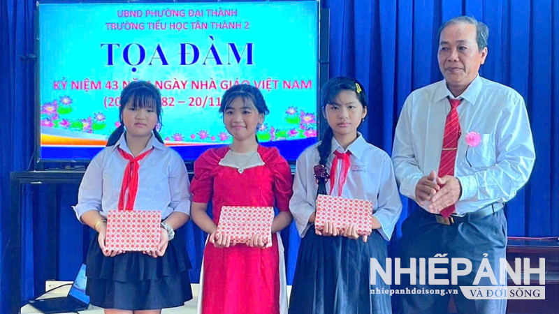 Hiệu trưởng Ngô Văn Kiệt trao thưởng cho học sinh