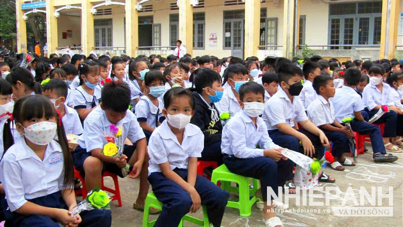 Quang cảnh Lễ kỷ niệm 43 năm Ngày Nhà giáo Việt Nam tại Trường Tiểu học Tân Thành 2