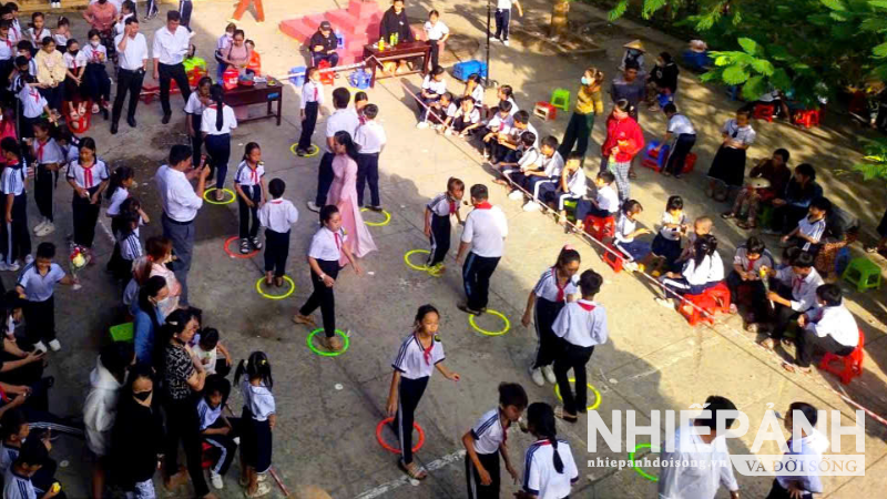 Học sinh tham gia hội thao cấp trường