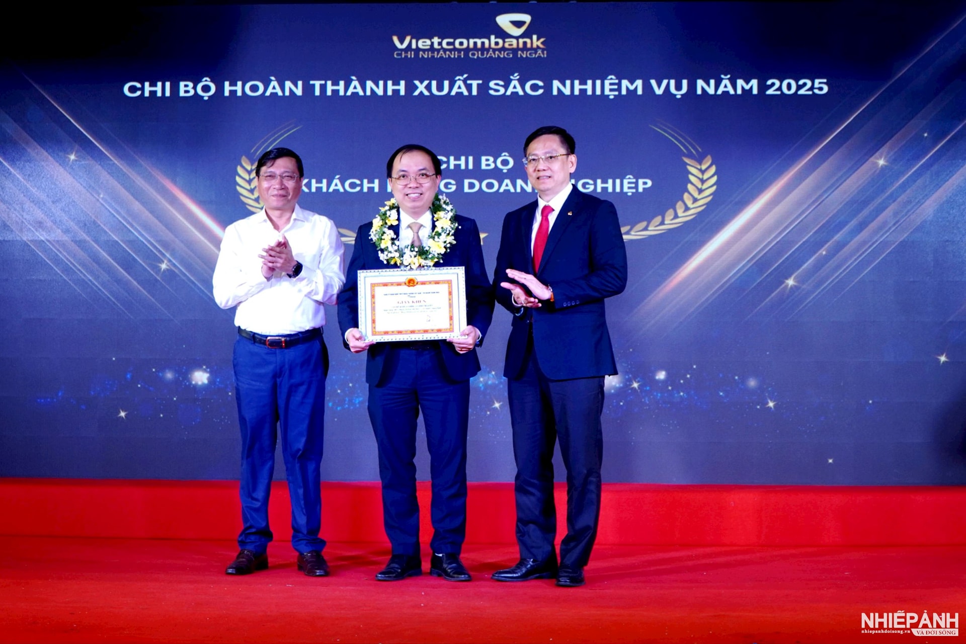 W_1.-lanh-dao-phuong-nghia-lo-va-vietcombank-quang-ngai-trao-giay-khen-cho-chi-bo-hoan-thanh-xuat-sac-nhiem-vu-nam-2025..jpg