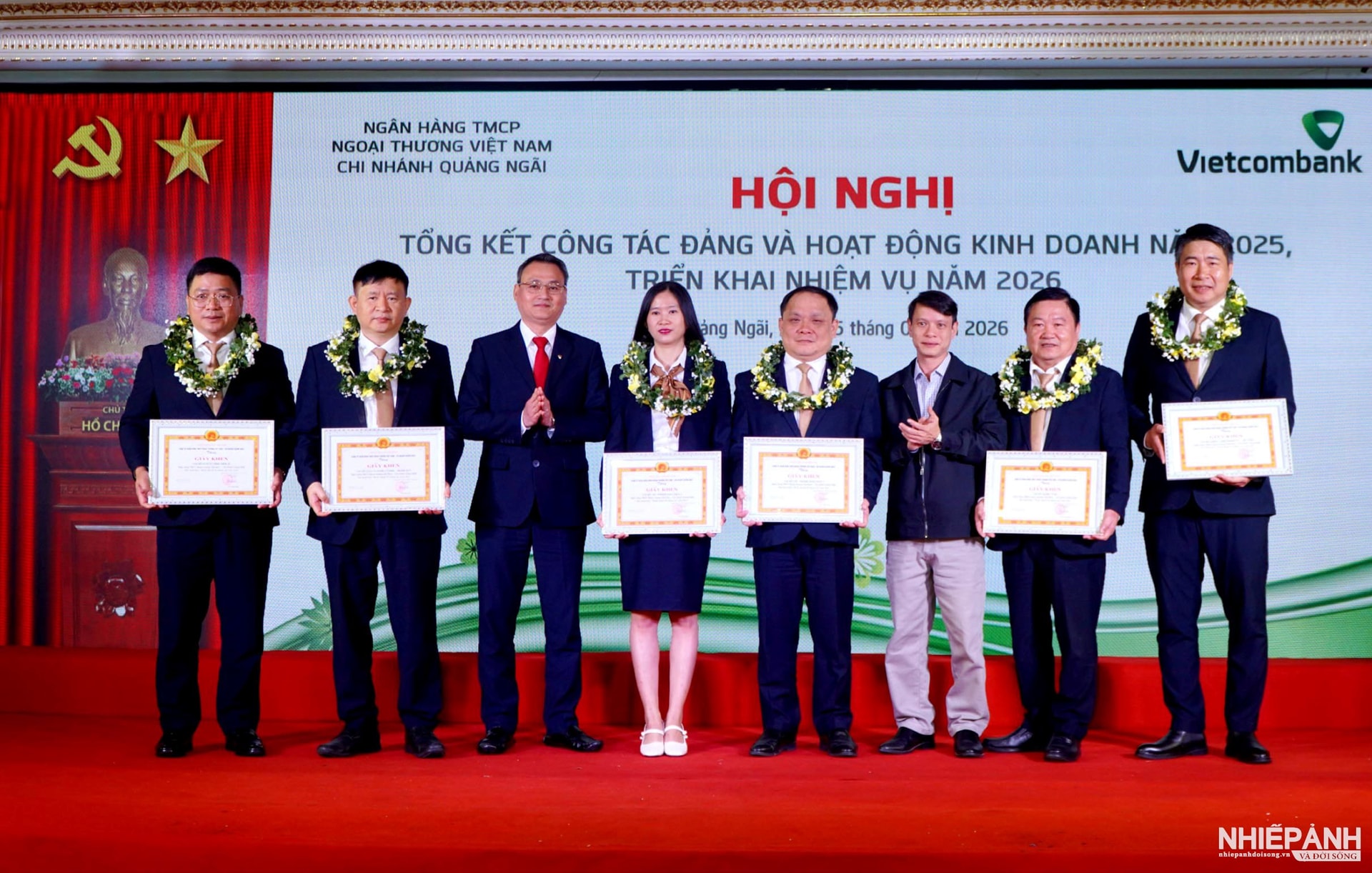 W_2.-trao-tang-bang-khen-cua-thong-doc-ngan-hang-nha-nuoc-cho-ca-nhan-cua-vietcombank-quang-ngai-dat-thanh-tich-xuat-sac-trong-cong-tac-nam-2025..jpg
