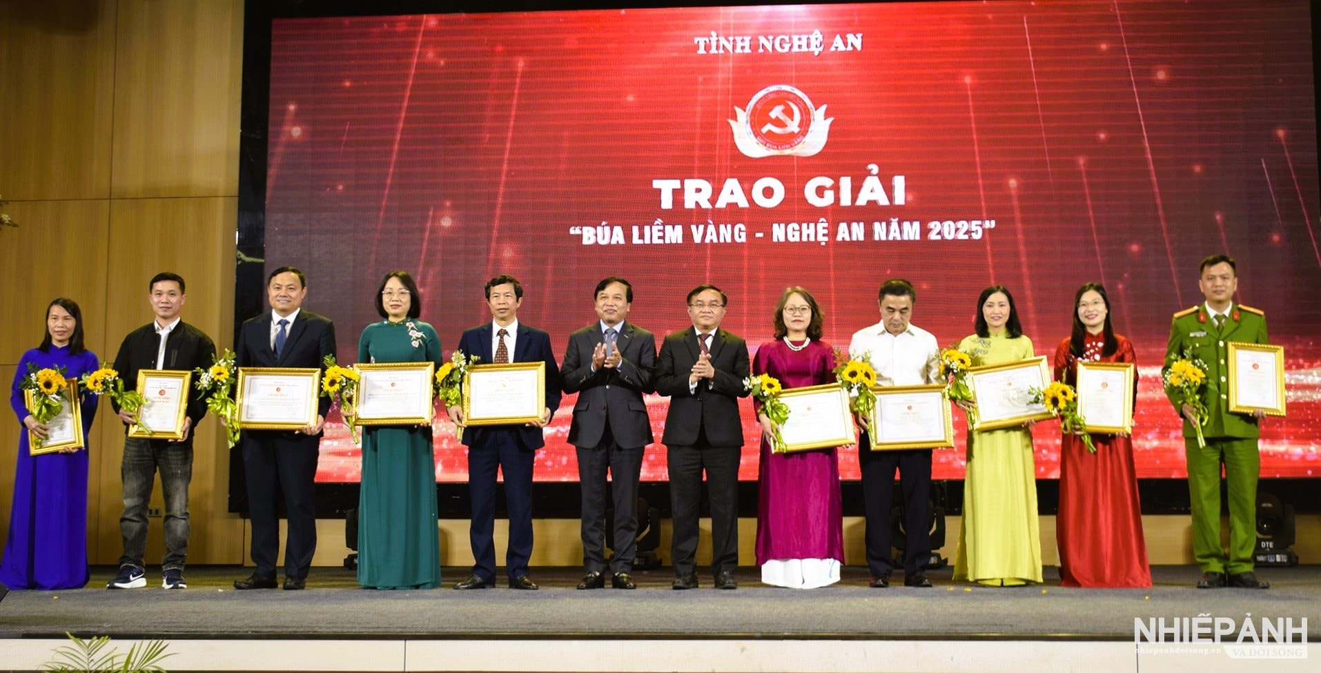 W_8.truong-ban-tuyen-giao-va-dan-van-tinh-uy-ngoc-kim-nam-va-pho-chu-tich-hdnd-tinh-nguyen-nhu-khoi-trao-thuong-cho-cac-don-vi-va-tac-gia-co-chuyen-de-xuat-sac.jpg