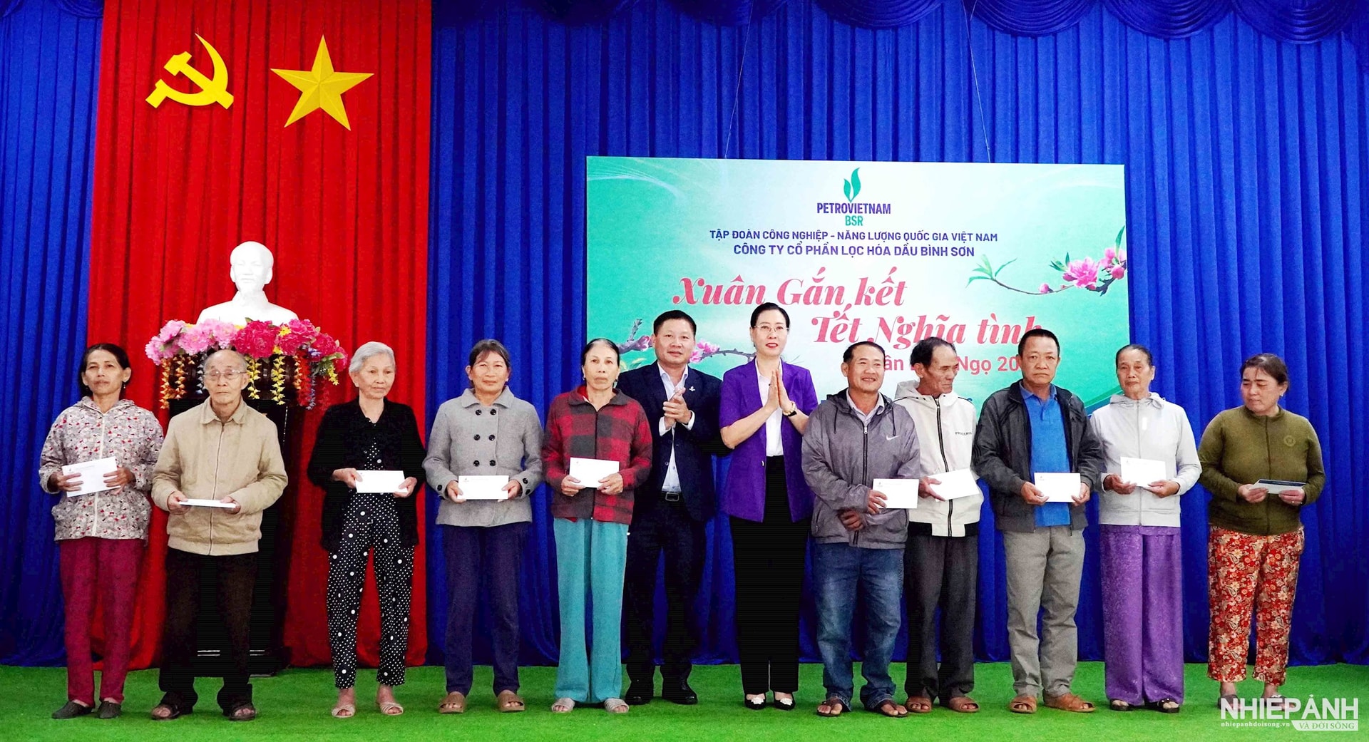 W_3.dong-chi-bui-thi-quynh-van-va-dong-chi-bui-ngoc-duong-chu-tich-hdqt-bsr-trao-qua-cho-cac-ho-ngheo-phuong-nghia-lo.jpg