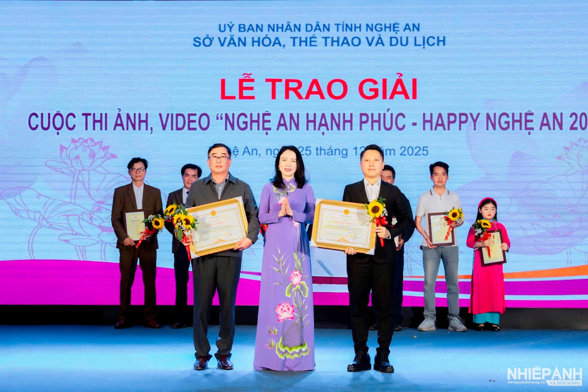 W_7.nsna-le-quang-dung-nguoi-thu-nhat-ben-phai-sang-nhan-bang-khen-cua-ubnd-tinh-nghe-an-nam-2025.jpg