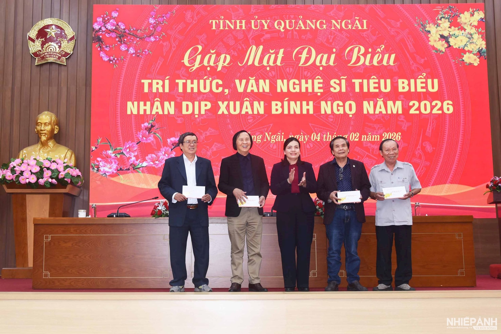 W_10a.-dong-chi-y-ngoc-pho-chu-tich-tt-tbnd-tinh-trao-qua-cho-cac-dong-chi-nguyen-lanh-dao-hoi-vhnt-tinh.jpg