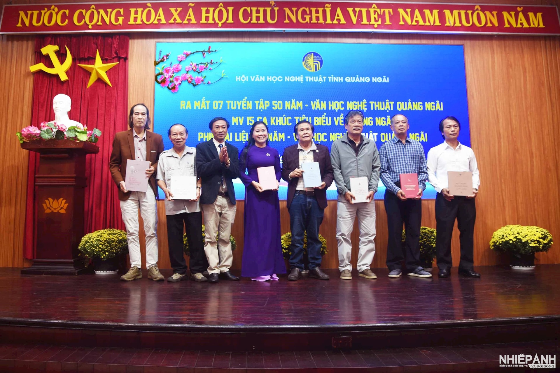 W_4a.-nha-van-dinh-su-giang-chu-tich-hoi-vhnt-tinh-trao-tang-cac-tuyen-tap-vua-ra-mat-cho-cac-ban-tuyen-chon.jpg